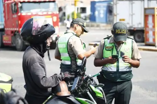 El mimistro Díaz anunció qué habrá presencia policial en buses de transporte público de forma aleatoria, especialmente en horario de alto riesgo. Los efectivos de la Policía Nacional serán (…) desplegados en forma itinerante para prevenir delitos, disuadir a bandas y proteger tanto a los usuarios como al personal de transporte. ANDINA/Prensa Presidencia