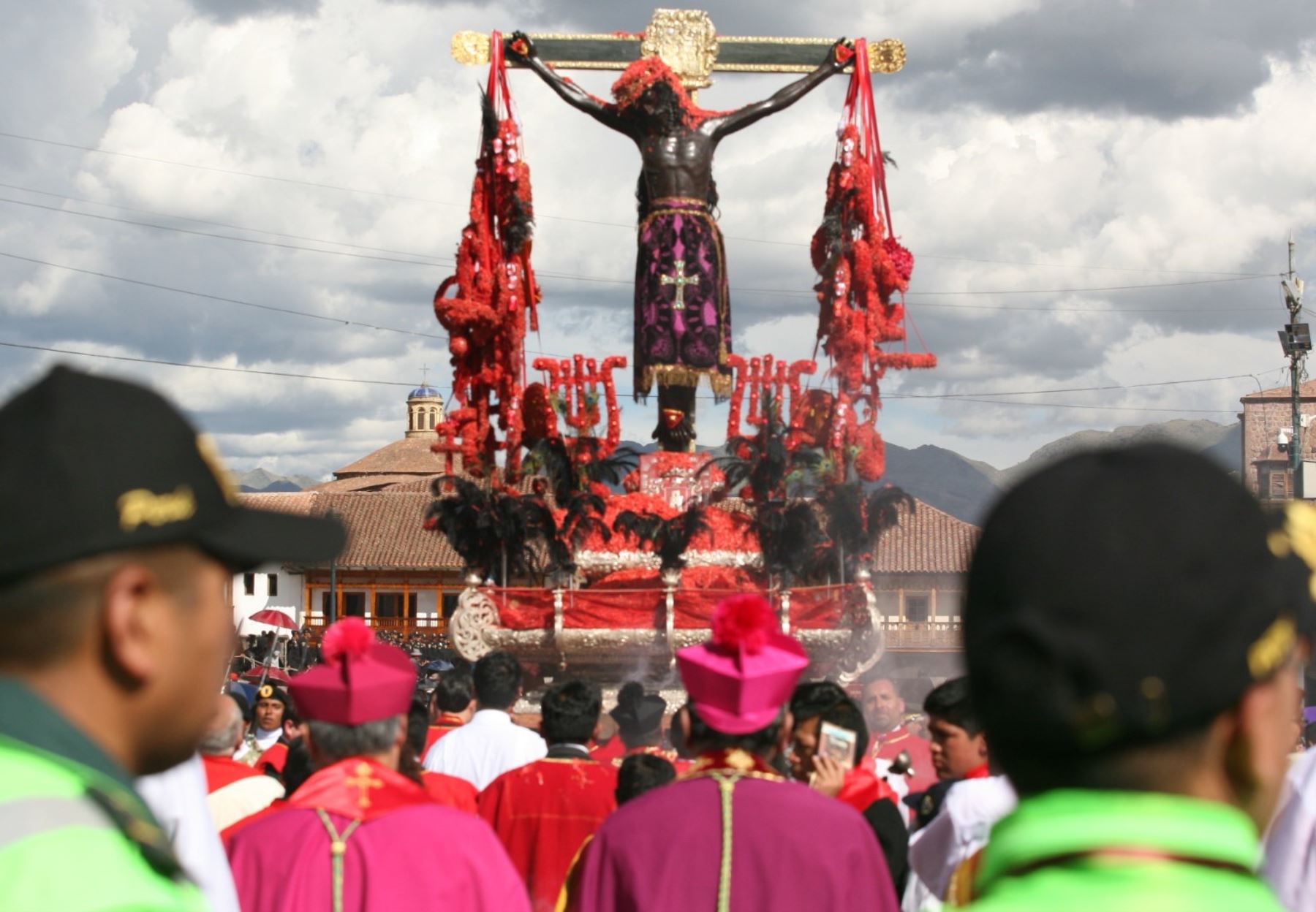 Alrededor de 3,000 policías garantizarán la seguridad durante la tradicional procesión del Señor de Los Temblores por Lunes Santo que se realizará este 14 de abril en la ciudad de Cusco. ANDINA/Percy Hurtado Santillán