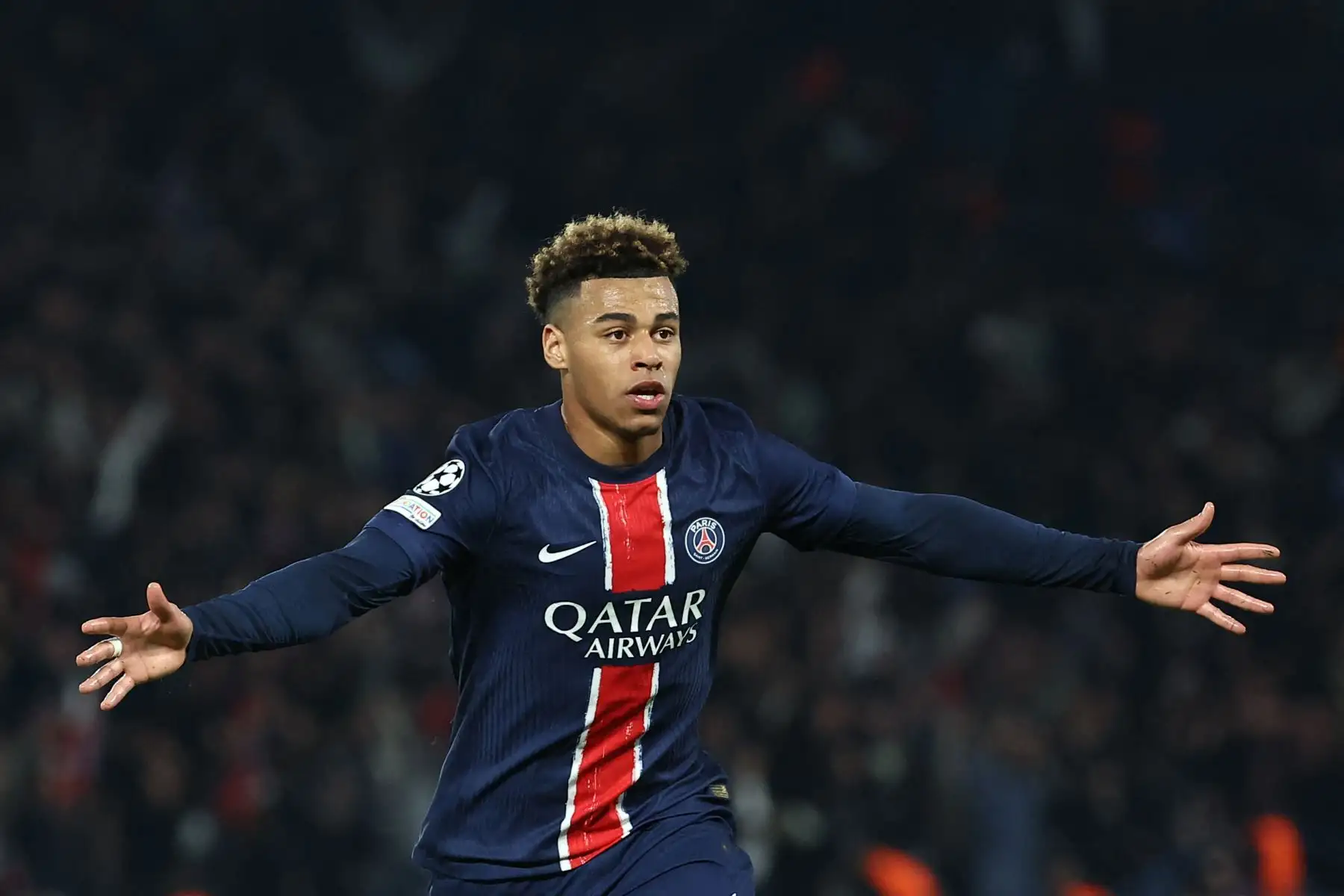 El centrocampista francés del Paris Saint-Germain, Desire Doue, celebra tras marcar el primer gol de su equipo durante el partido de ida de los cuartos de final de la UEFA Champions League entre el Paris Saint-Germain  y el Aston Villa  en el estadio Parc des Princes de París. Foto: AFP