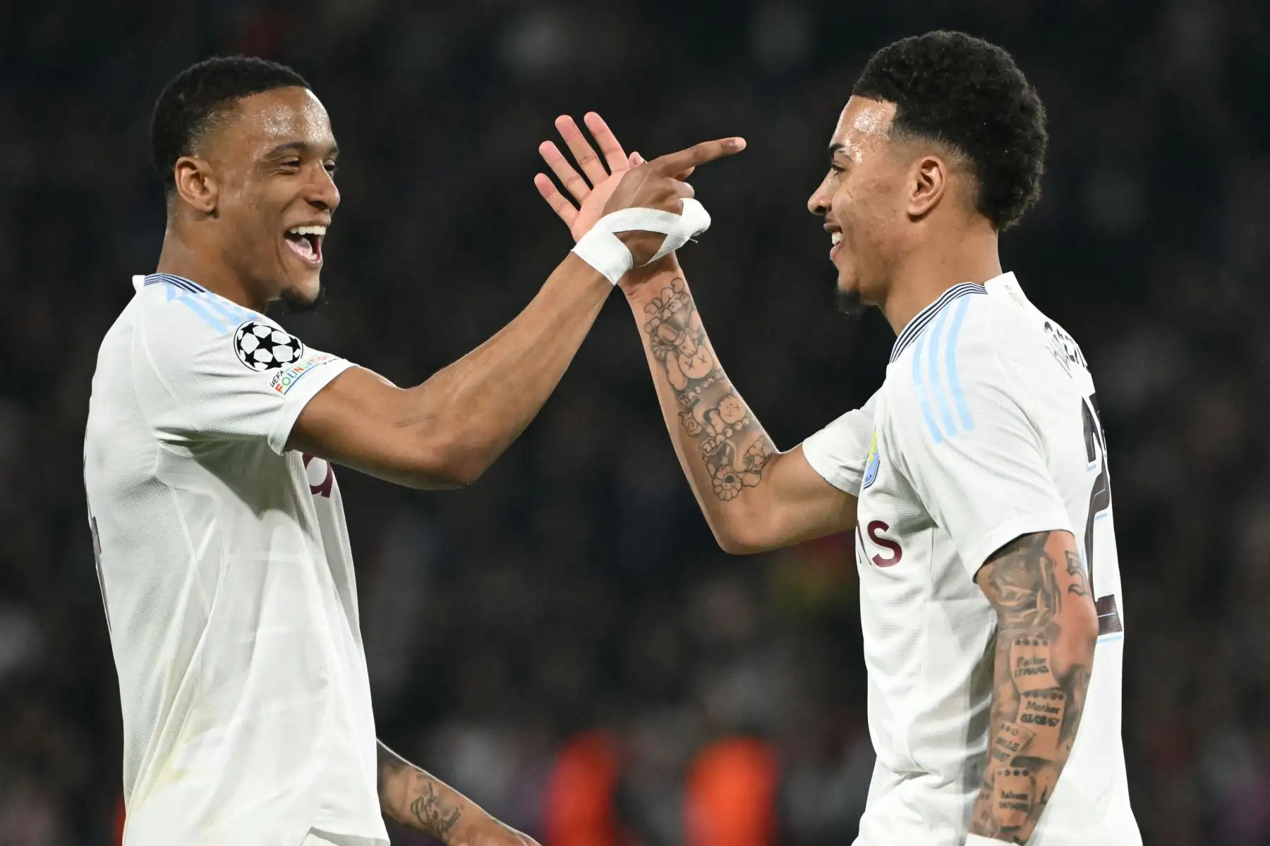 El delantero inglés del Aston Villa, Morgan Rogers  celebra con el defensor inglés del Aston Villa, Ezri Konsa  después de marcar el primer gol del Aston Villa durante el partido de ida de los cuartos de final de la UEFA Champions League entre el Paris Saint-Germain y el Aston Villa. AFP