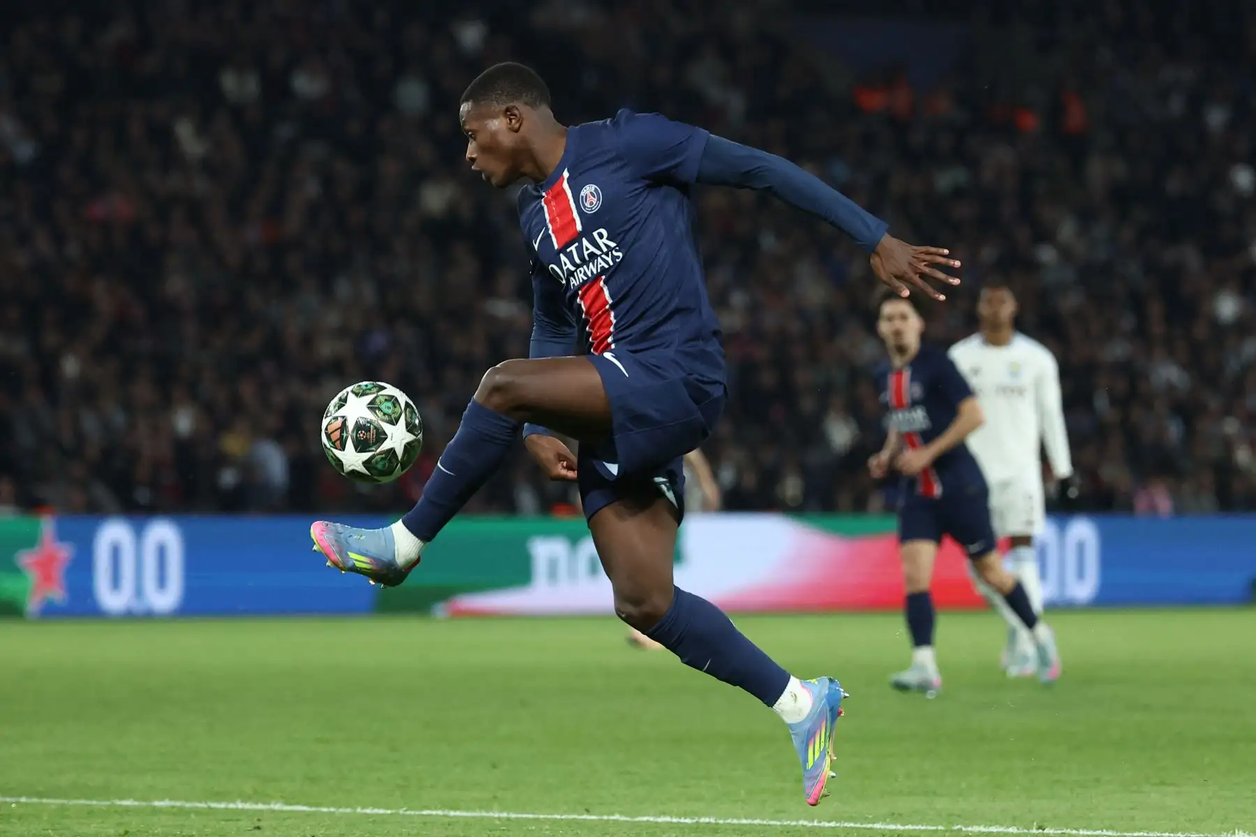 El defensa portugués  del Paris Saint-Germain, Nuno Mendes, controla el balón durante el partido de ida de los cuartos de final de la UEFA Champions League entre el Paris Saint-Germain  y el Aston Villa. AFP