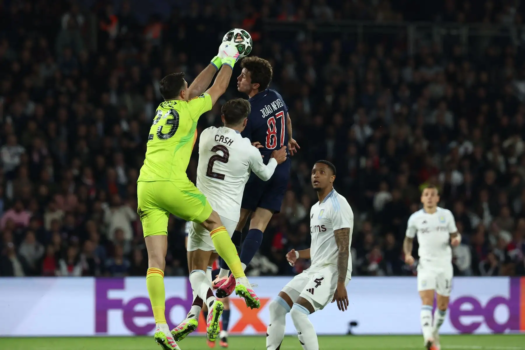 El centrocampista portugués  del Paris Saint-Germain, Joao Neves, salta para cabecear el balón con el portero argentino del Aston Villa, Emiliano Martínez, durante el partido de ida de los cuartos de final de la UEFA Champions League entre el Paris Saint-Germain  y el Aston Villa. AFP
