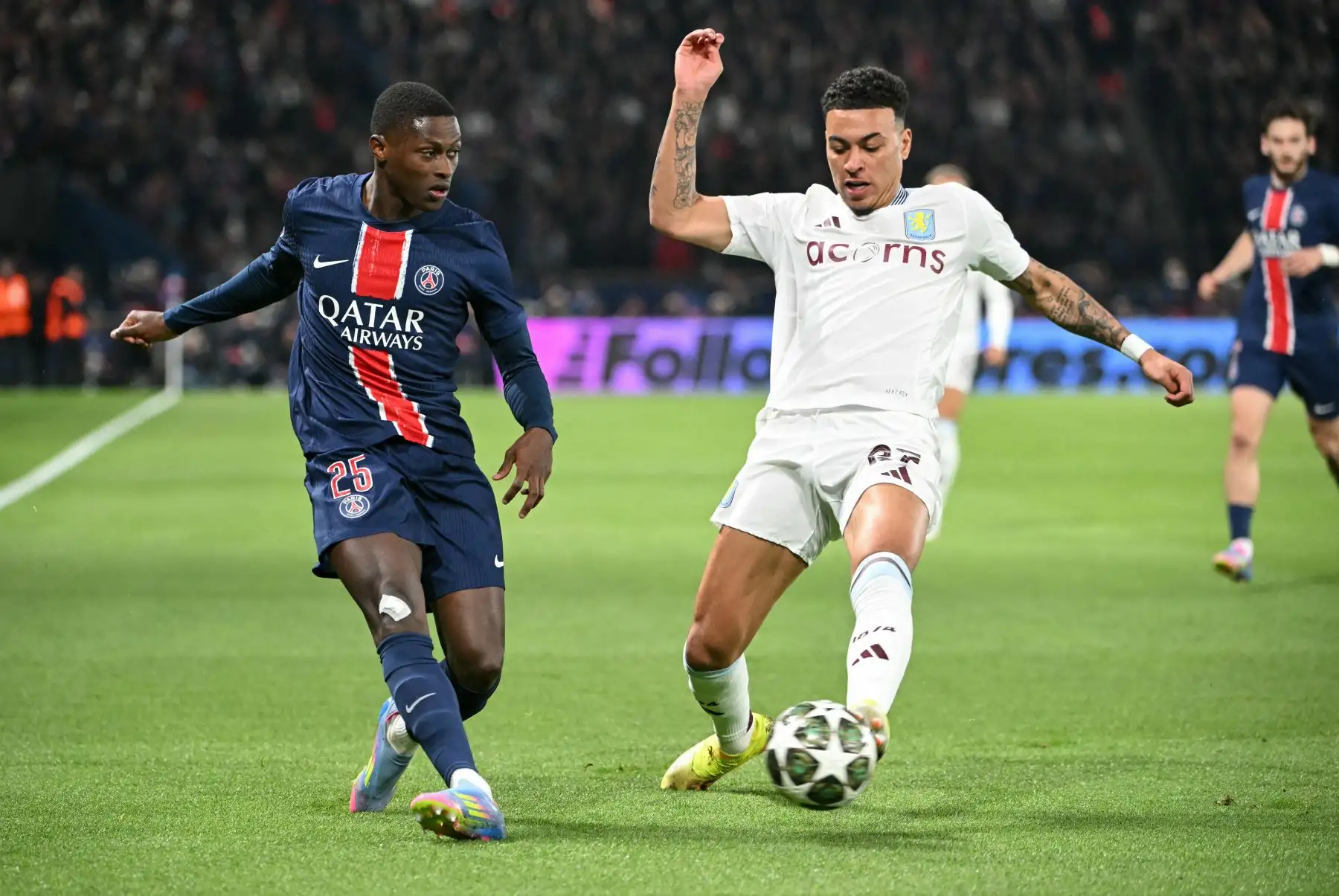 El defensa portugués del Paris Saint-Germain, Nuno Mendes y el delantero inglés  del Aston Villa, Morgan Rogers luchan por el balón durante el partido de ida de los cuartos de final de la UEFA Champions League entre el Paris Saint-Germain  y el Aston Villa. AFP