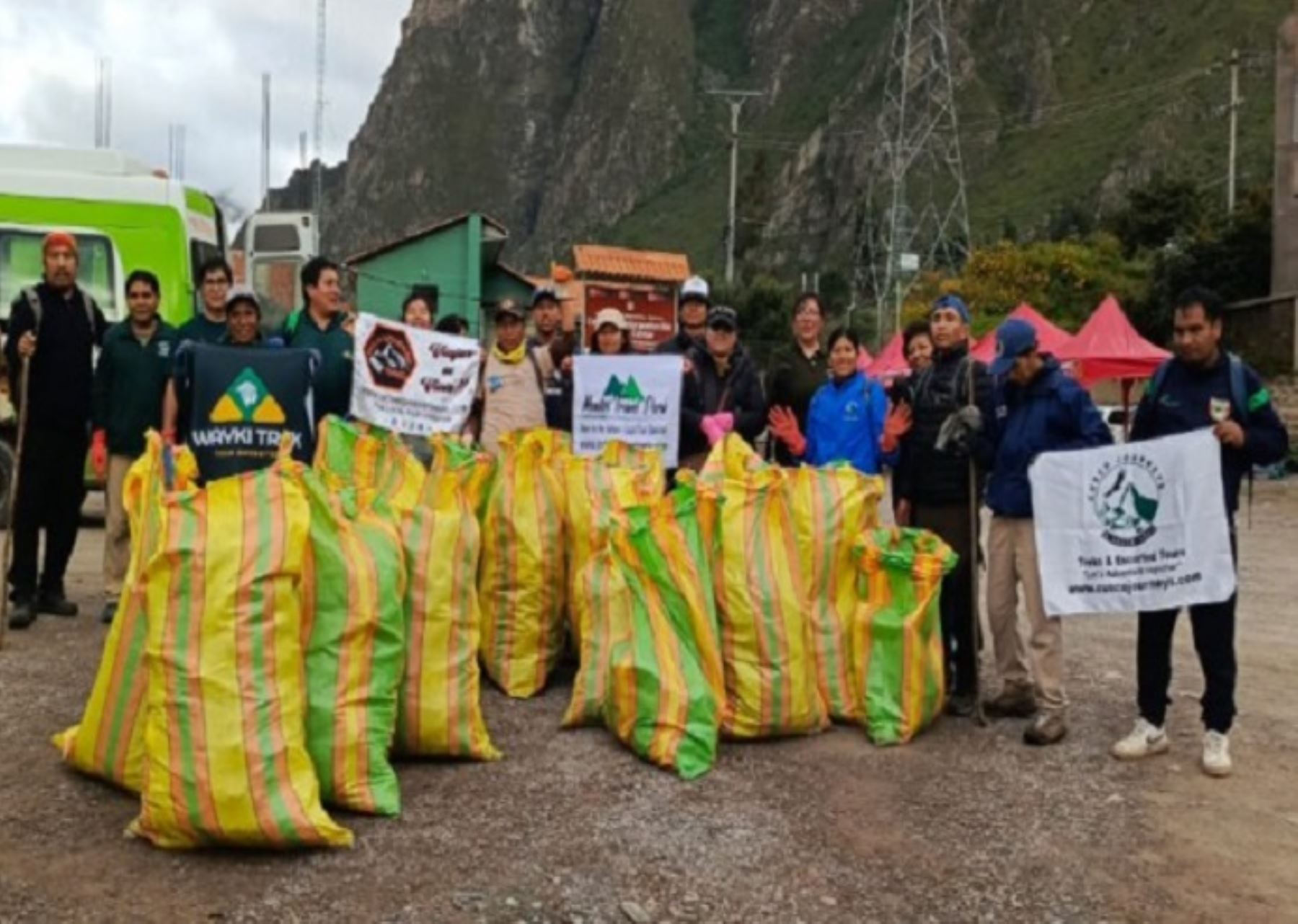 Personal del Sernanp y operadores turísticos participaron de una jornada de limpieza y recojo de residuos orgánicos en la Red de Caminos Inca a Machu Picchu, en Cusco. ANDINA/Difusión