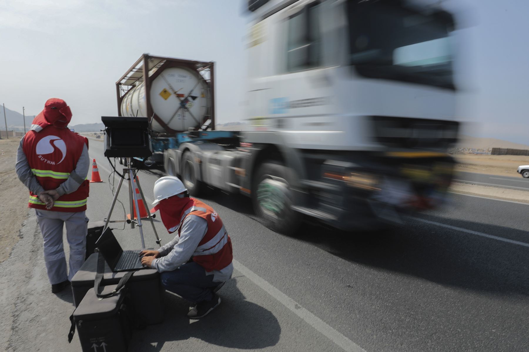 El uso de cinemómetros permite a la Sutrán ejercer una fiscalización precisa y transparente, ya que se trata de dispositivos que capturan evidencia fotográfica y datos exactos sobre la velocidad a la que transitan los vehículos. Foto: ANDINA/Sutrán