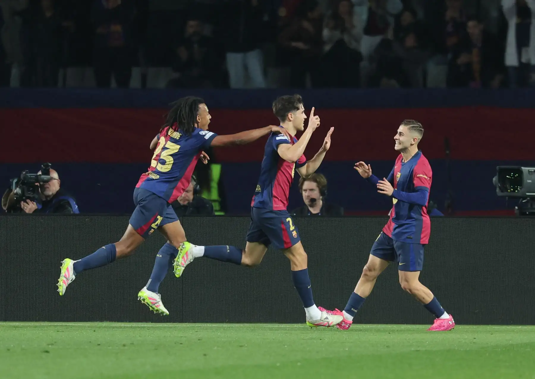 El defensa francés  del Barcelona Jules Kounde, el defensa español del Barcelona Pau Cubarsi y el centrocampista español  del Barcelona Fermín López celebran el gol inaugural marcado por el delantero brasileño del Barcelona Raphinha durante el partido de ida de los cuartos de final de la UEFA Champions League entre el FC Barcelona y el BVB Borussia Dortmund. AFP