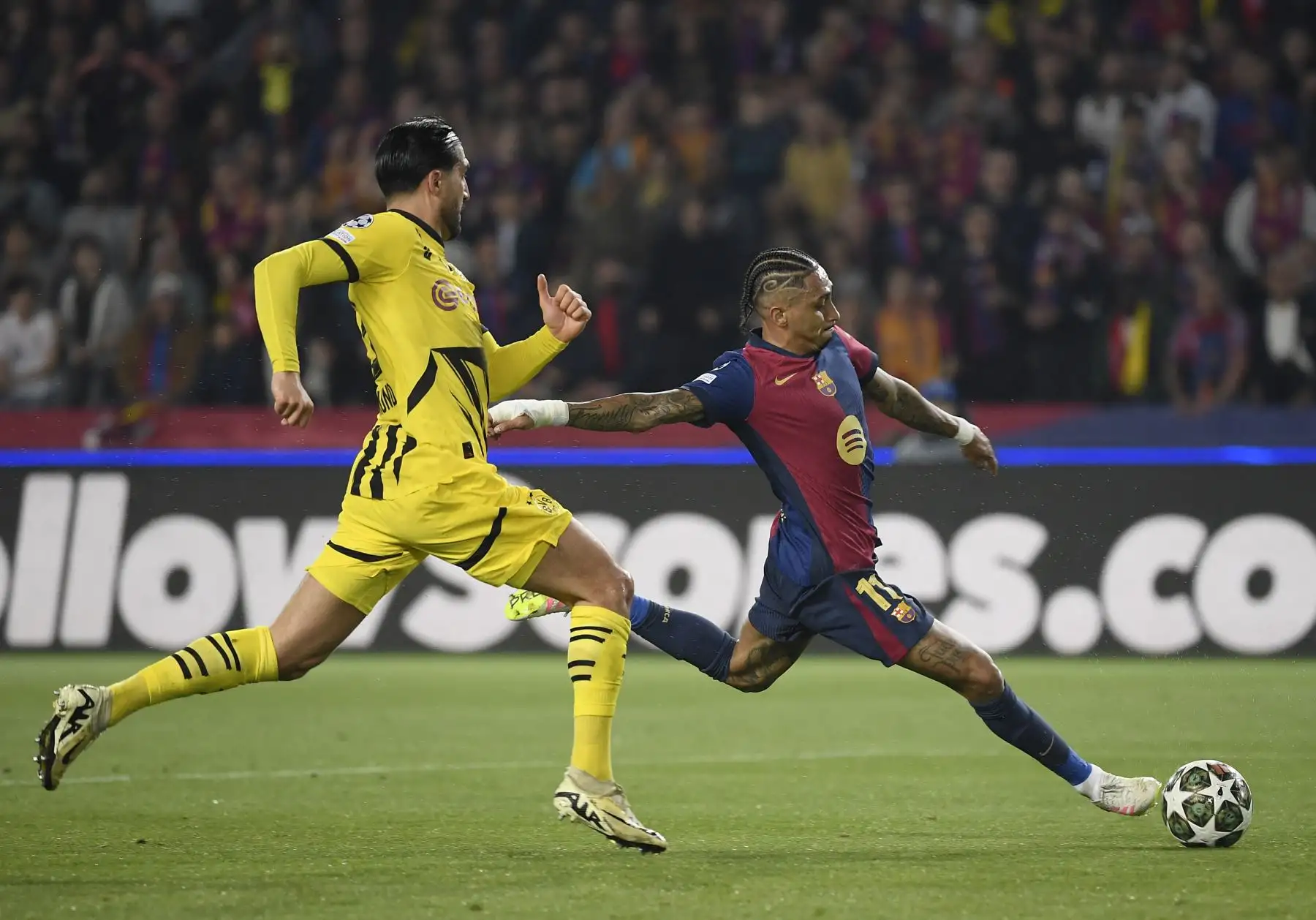 El centrocampista alemán del Borussia Dortmund, Emre Can , y el delantero brasileño del Barcelona, ​​Raphinha, compiten por el balón durante el partido de ida de los cuartos de final de la UEFA Champions League entre el FC Barcelona y el BVB Borussia Dortmund. AFP