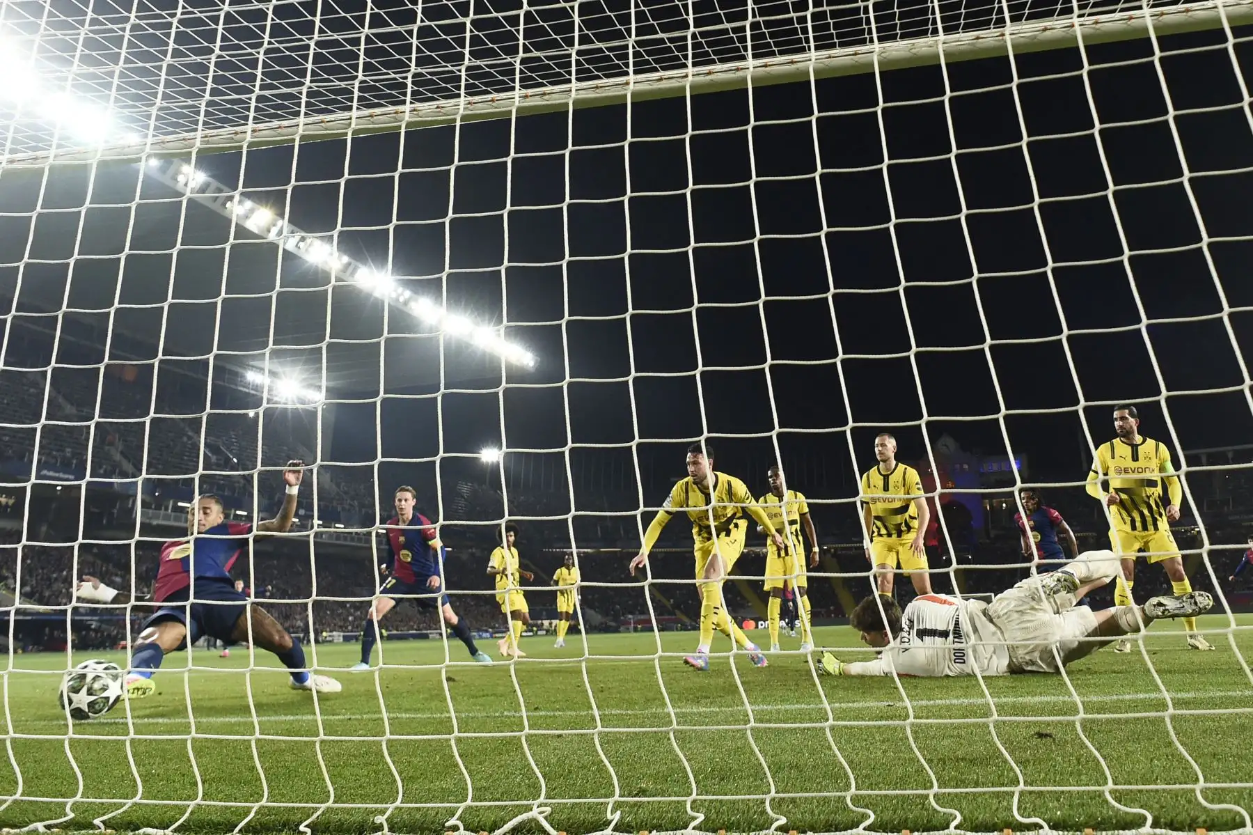 El delantero brasileño del Barcelona, ​​Raphinha marca el primer gol durante el partido de ida de los cuartos de final de la UEFA Champions League entre el FC Barcelona y el BVB Borussia Dortmund. AFP
