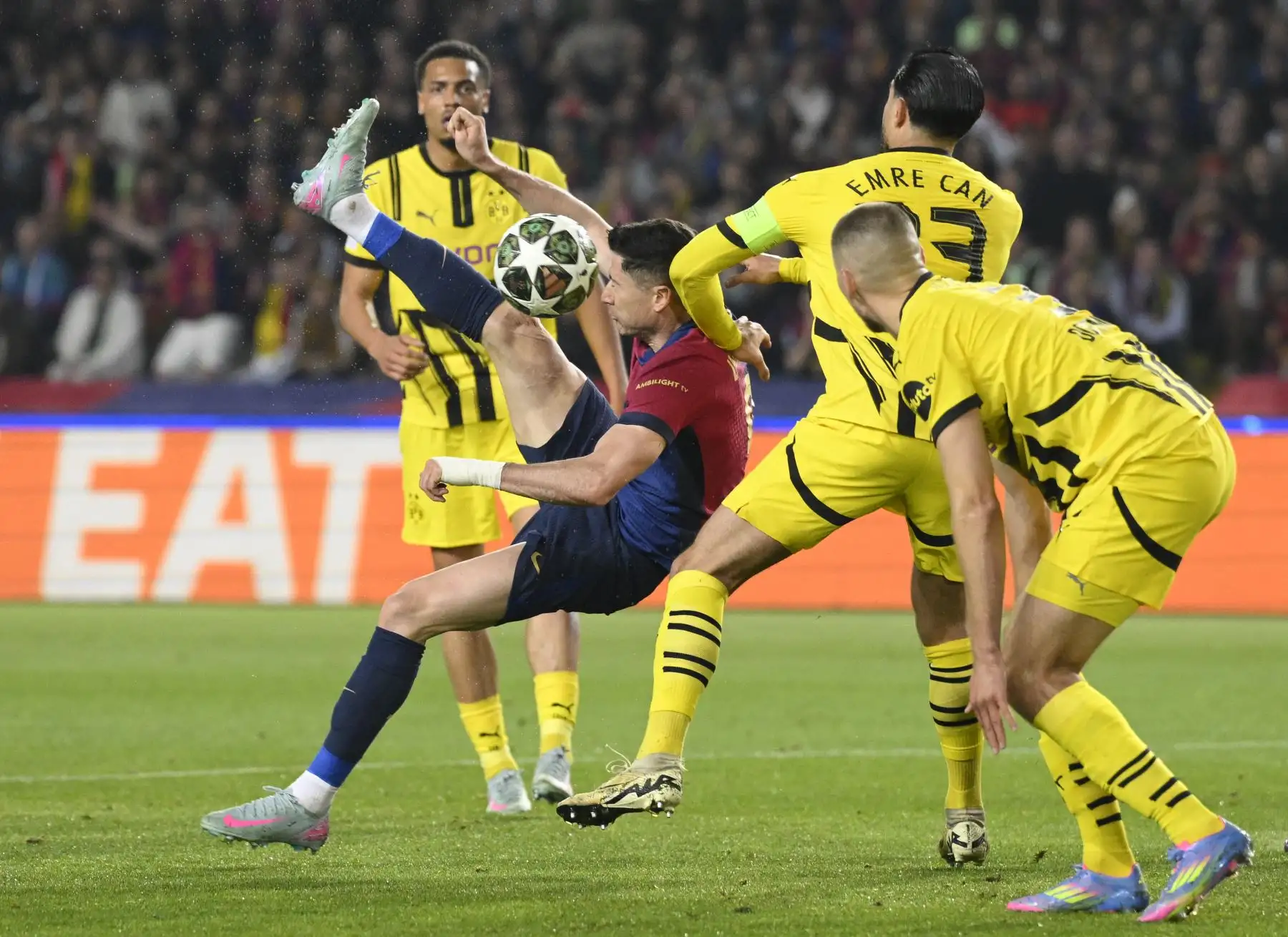 El delantero polaco del Barcelona, ​​Robert Lewandowski  y el centrocampista alemán  del Borussia Dortmund, Emre Can, compiten por el balón durante el partido de ida de los cuartos de final de la UEFA Champions League entre el FC Barcelona y el BVB Borussia Dortmund. AFP