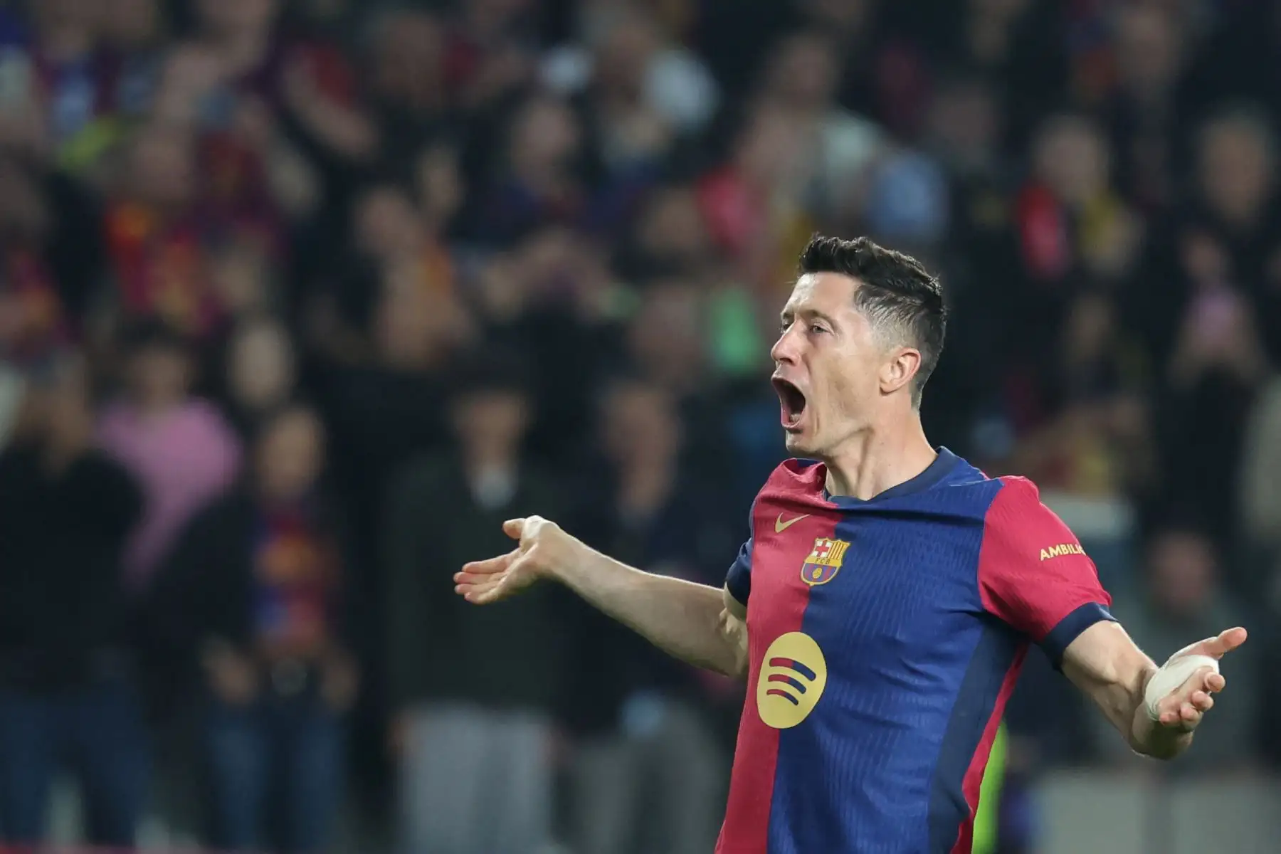 El delantero polaco  del Barcelona, ​​Robert Lewandowski, celebra el segundo gol de su equipo durante el partido de ida de los cuartos de final de la UEFA Champions League entre el FC Barcelona y el BVB Borussia Dortmund. AFP