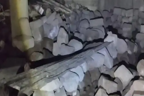 Se ha evidenciado que en el subsótano al menos 800 piezas líticas  habrían sido desmontadas, algunas tienen fracturas y daños. Foto: Cortesía Percy Hurtado
