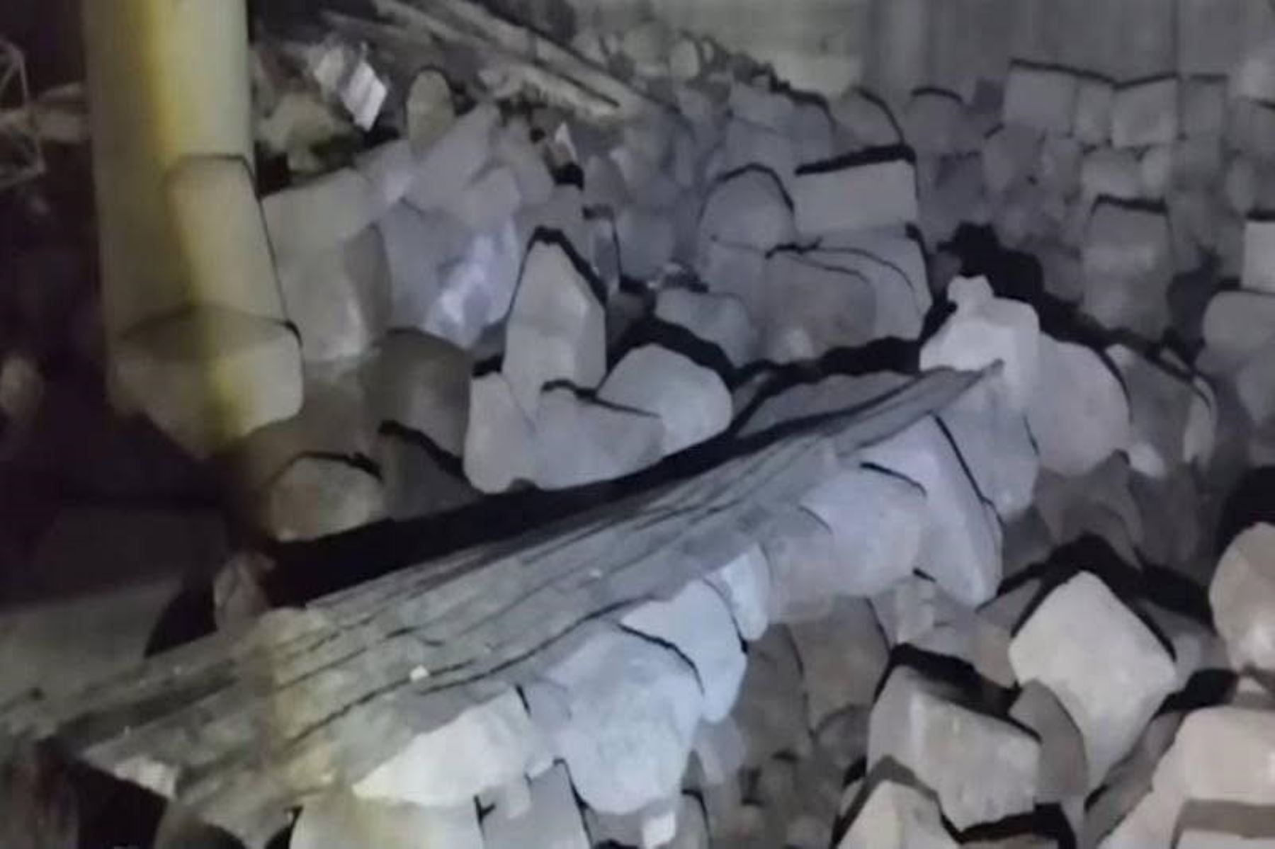 Se ha evidenciado que en el subsótano al menos 800 piezas líticas  habrían sido desmontadas, algunas tienen fracturas y daños. Foto: Cortesía Percy Hurtado