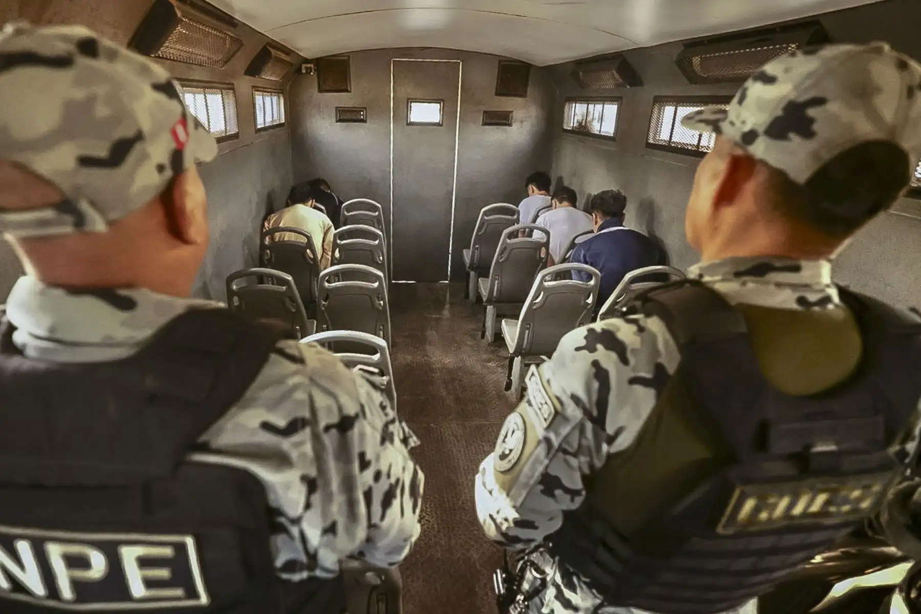 Cinco peligrosos internos del Penal de Lurigancho son trasladados al penal de máxima seguridad de Challapalca en la región Tacna, quienes eran integrantes de las bandas "Los Pulpos" y "Los Compadres", y están procesados por los delitos de extorsión, sicariato y organización criminal, entre otros. Foto: ANDINA/Prensa Presidencia