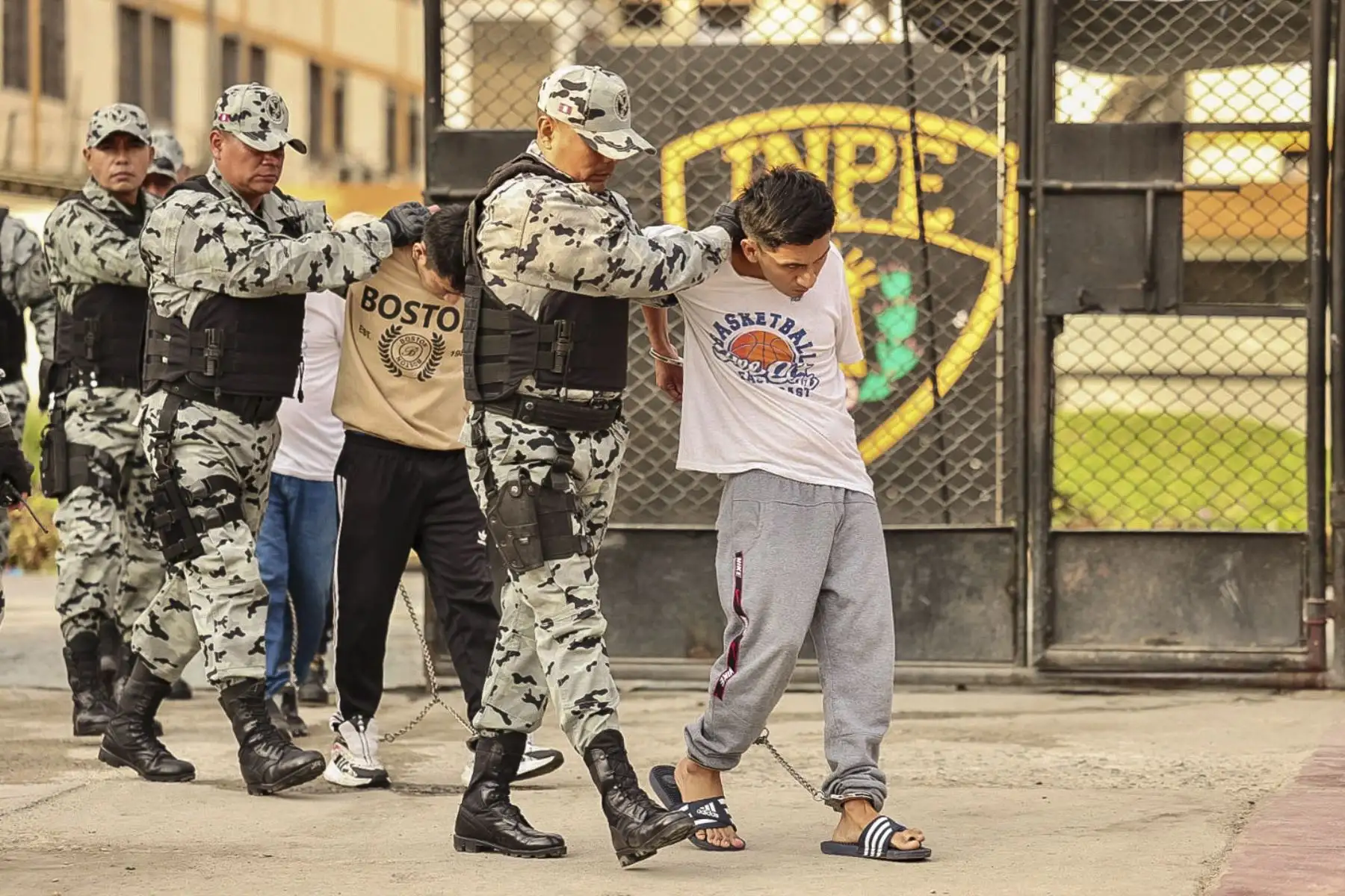 Cinco peligrosos internos del Penal de Lurigancho son trasladados al penal de máxima seguridad de Challapalca en la región Tacna, quienes eran integrantes de las bandas "Los Pulpos" y "Los Compadres", y están procesados por los delitos de extorsión, sicariato y organización criminal, entre otros. Foto: ANDINA/Prensa Presidencia