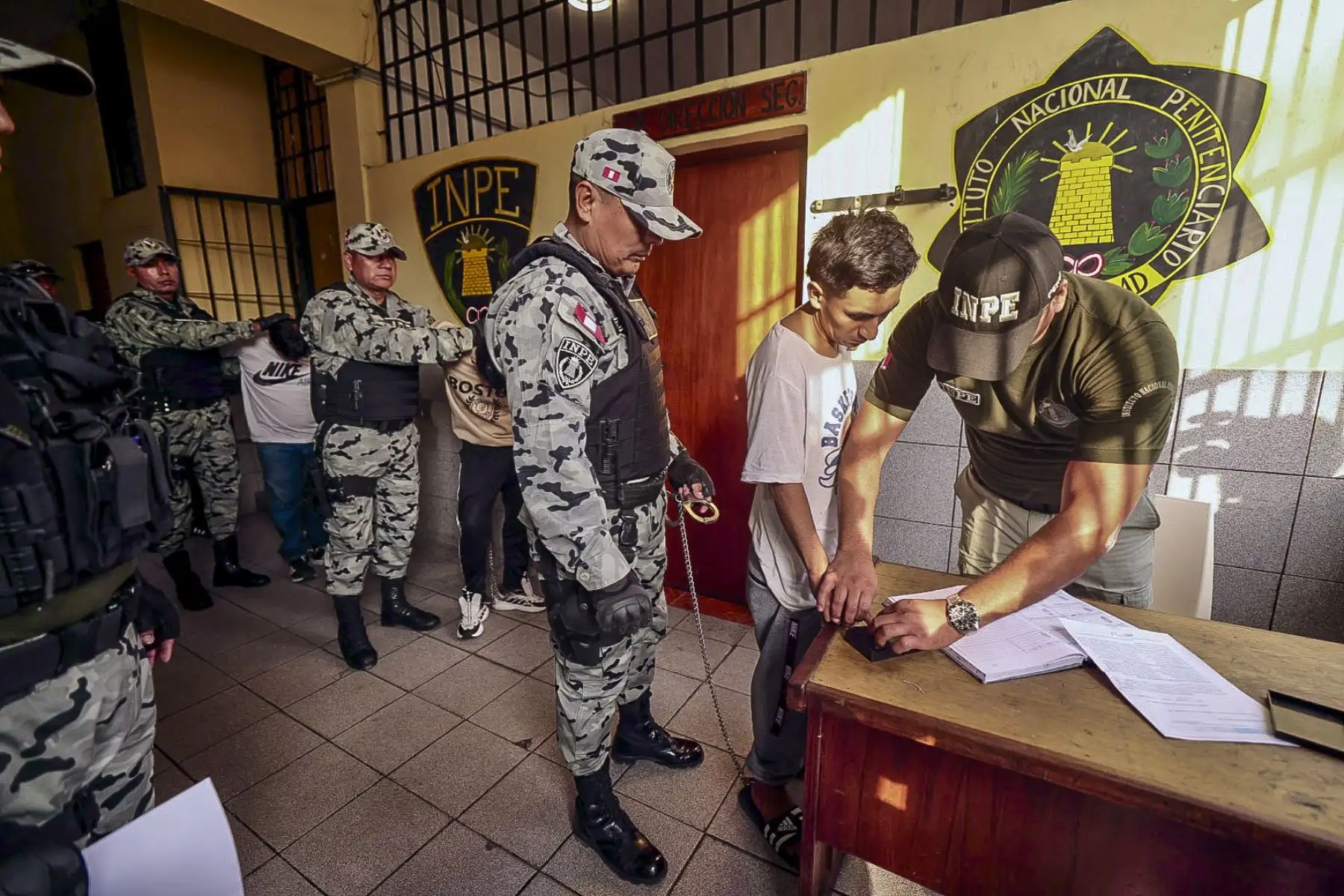 Cinco peligrosos internos del Penal de Lurigancho son trasladados al penal de máxima seguridad de Challapalca en la región Tacna, quienes eran integrantes de las bandas "Los Pulpos" y "Los Compadres", y están procesados por los delitos de extorsión, sicariato y organización criminal, entre otros. Foto: ANDINA/Prensa Presidencia