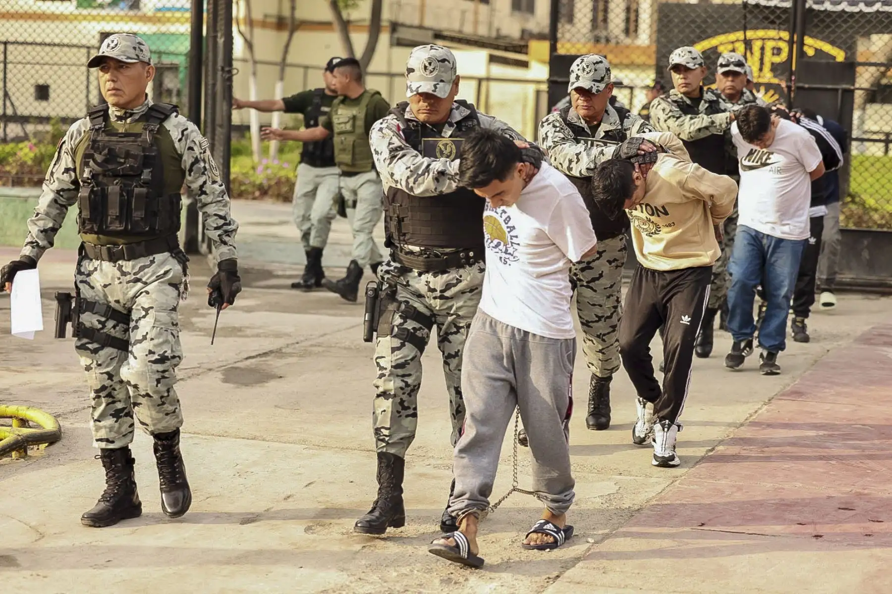 Cinco peligrosos internos del Penal de Lurigancho son trasladados al penal de máxima seguridad de Challapalca en la región Tacna, quienes eran integrantes de las bandas "Los Pulpos" y "Los Compadres", y están procesados por los delitos de extorsión, sicariato y organización criminal, entre otros. Foto: ANDINA/Prensa Presidencia