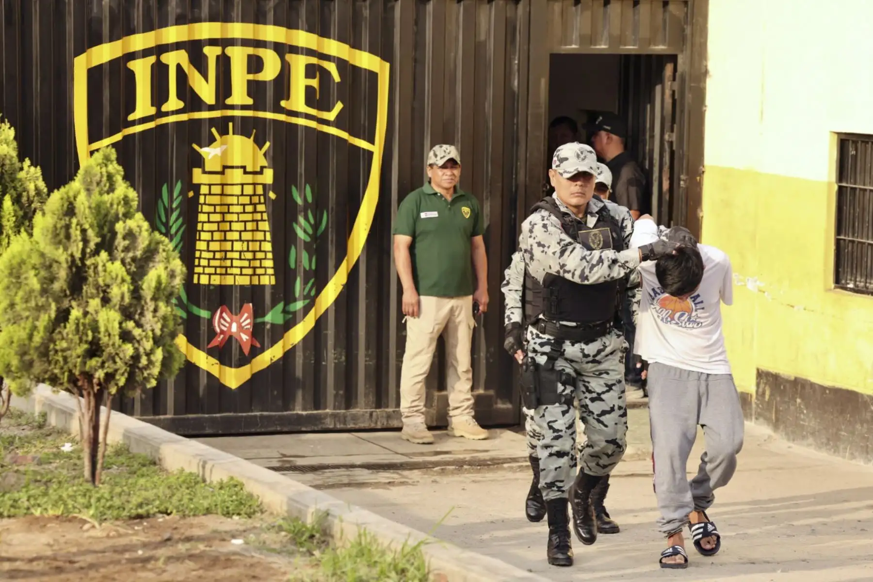 Cinco peligrosos internos del Penal de Lurigancho son trasladados al penal de máxima seguridad de Challapalca en la región Tacna, quienes eran integrantes de las bandas "Los Pulpos" y "Los Compadres", y están procesados por los delitos de extorsión, sicariato y organización criminal, entre otros. Foto: ANDINA/Prensa Presidencia