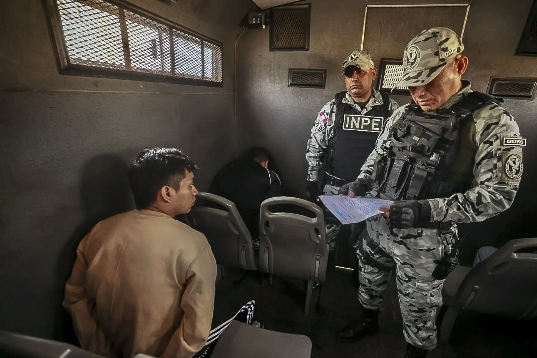 Cinco peligrosos internos del Penal de Lurigancho son trasladados al penal de máxima seguridad de Challapalca en la región Tacna, quienes eran integrantes de las bandas "Los Pulpos" y "Los Compadres", y están procesados por los delitos de extorsión, sicariato y organización criminal, entre otros. Foto: ANDINA/Prensa Presidencia