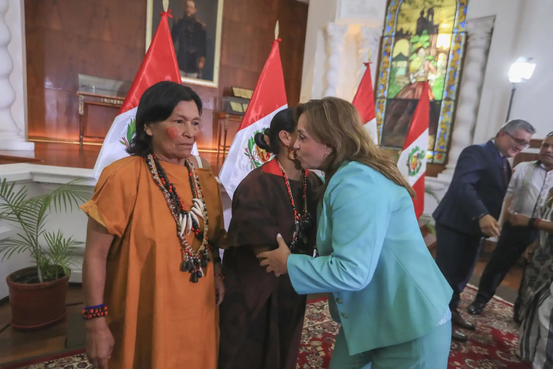 La presidenta Dina Boluarte participó en la ceremonia de reconocimiento a las organizaciones indígenas Conap, Anecap y Aidesep, y al Minam, por haber obtenido el premio Climate Impact Awards 2025, en la categoría Innovación, gracias al desarrollo del Programa REDD+ Indígena Jurisdiccional. Foto: ANDINA/Prensa Presidencia