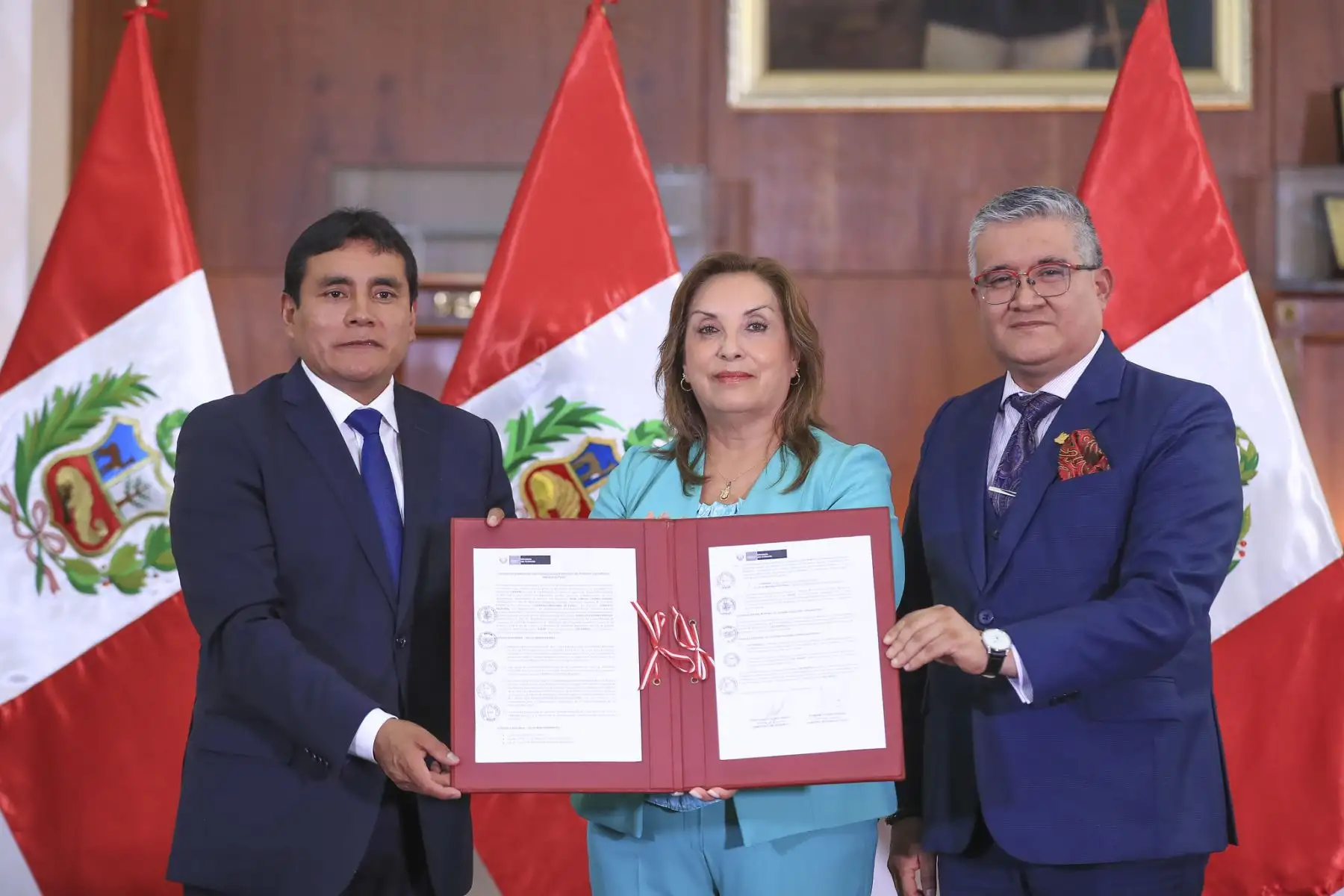 La presidenta Dina Boluarte participó en la ceremonia de reconocimiento a las organizaciones indígenas Conap, Anecap y Aidesep, y al Minam, por haber obtenido el premio Climate Impact Awards 2025, en la categoría Innovación, gracias al desarrollo del Programa REDD+ Indígena Jurisdiccional. Foto: ANDINA/Prensa Presidencia