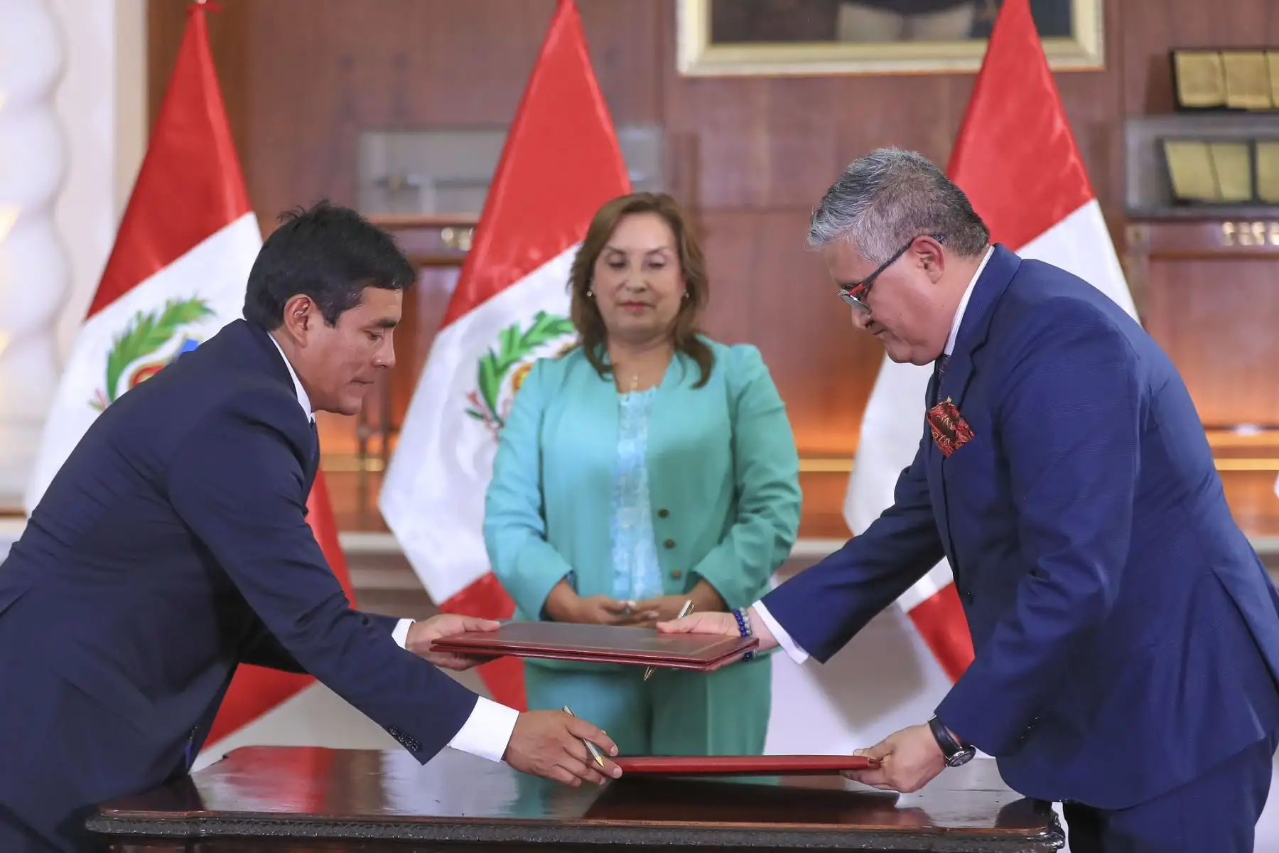 La presidenta Dina Boluarte participó en la ceremonia de reconocimiento a las organizaciones indígenas Conap, Anecap y Aidesep, y al Minam, por haber obtenido el premio Climate Impact Awards 2025, en la categoría Innovación, gracias al desarrollo del Programa REDD+ Indígena Jurisdiccional. Foto: ANDINA/Prensa Presidencia