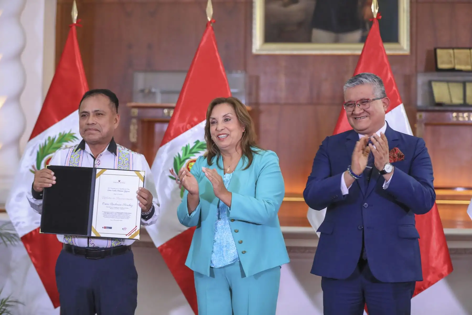 La presidenta Dina Boluarte participó en la ceremonia de reconocimiento a las organizaciones indígenas Conap, Anecap y Aidesep, y al Minam, por haber obtenido el premio Climate Impact Awards 2025, en la categoría Innovación, gracias al desarrollo del Programa REDD+ Indígena Jurisdiccional. Foto: ANDINA/Prensa Presidencia