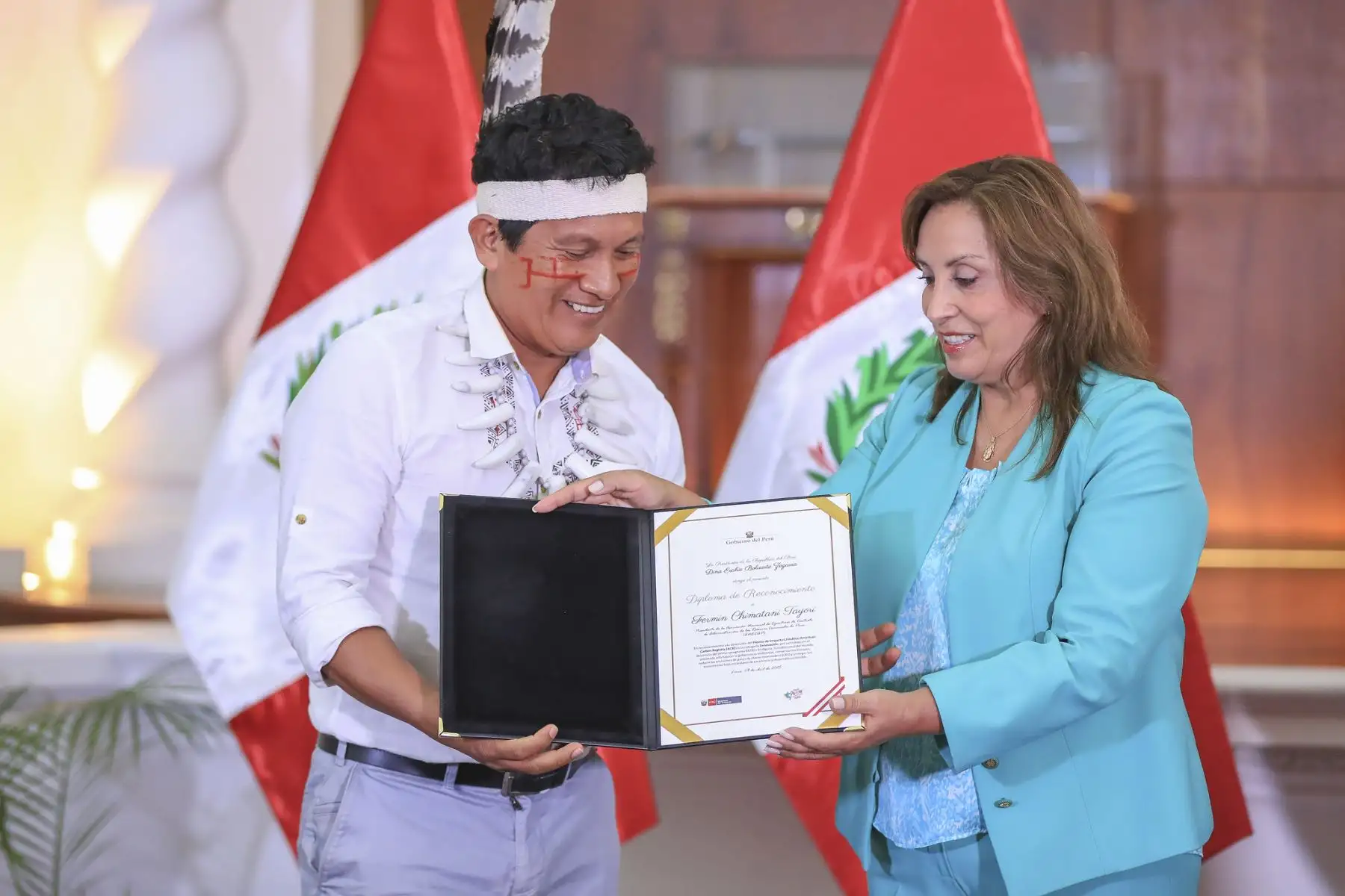 La presidenta Dina Boluarte participó en la ceremonia de reconocimiento a las organizaciones indígenas Conap, Anecap y Aidesep, y al Minam, por haber obtenido el premio Climate Impact Awards 2025, en la categoría Innovación, gracias al desarrollo del Programa REDD+ Indígena Jurisdiccional. Foto: ANDINA/Prensa Presidencia