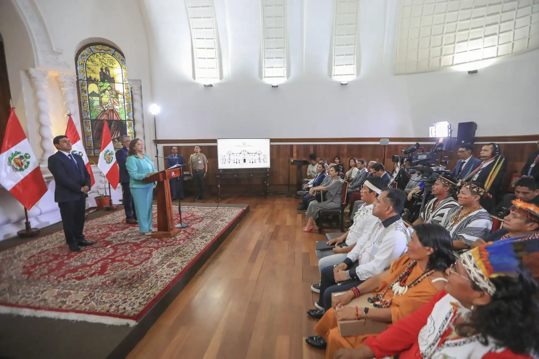 La presidenta Dina Boluarte participó en la ceremonia de reconocimiento a las organizaciones indígenas Conap, Anecap y Aidesep, y al Minam, por haber obtenido el premio Climate Impact Awards 2025, en la categoría Innovación, gracias al desarrollo del Programa REDD+ Indígena Jurisdiccional. Foto: ANDINA/Prensa Presidencia