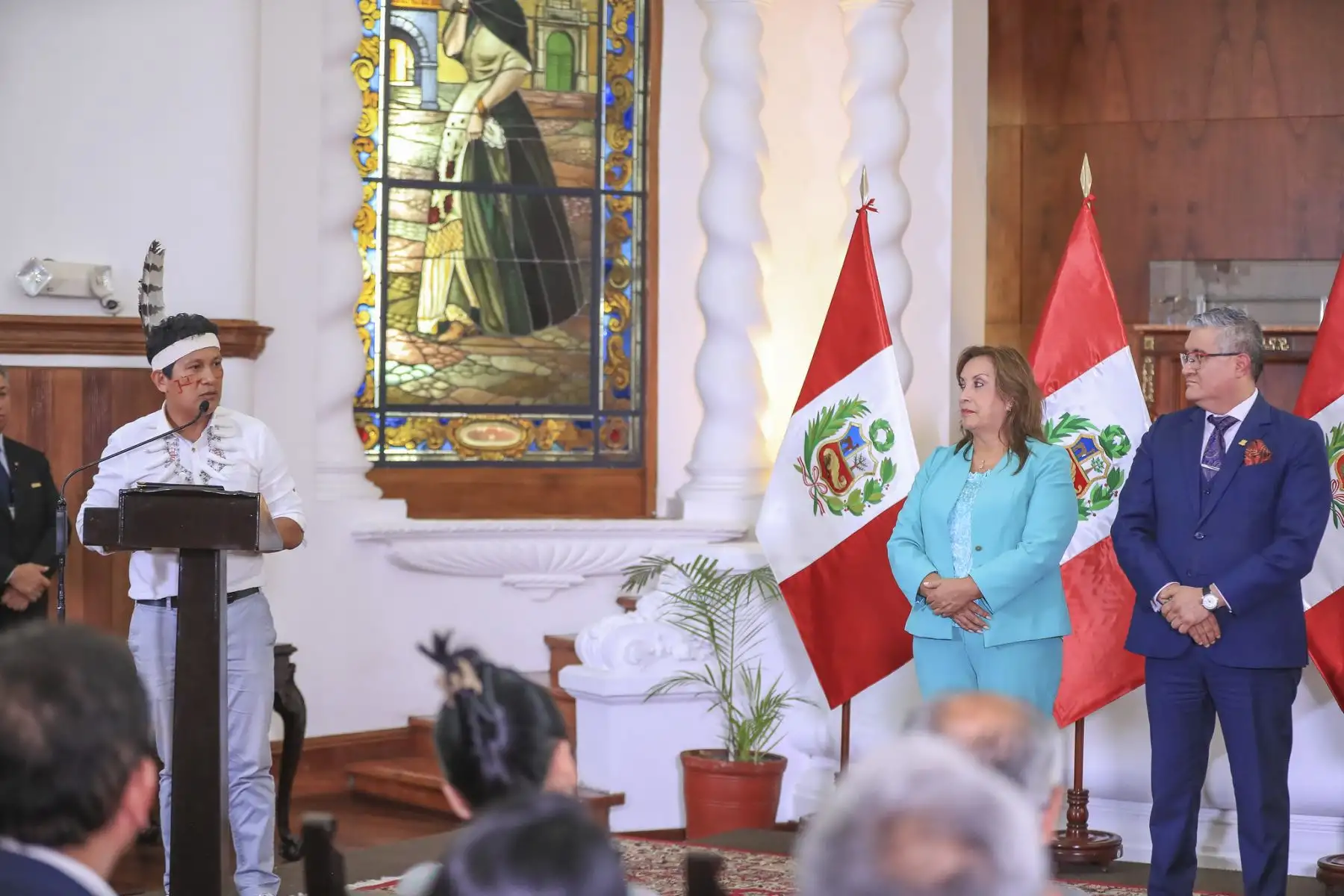 La presidenta Dina Boluarte participó en la ceremonia de reconocimiento a las organizaciones indígenas Conap, Anecap y Aidesep, y al Minam, por haber obtenido el premio Climate Impact Awards 2025, en la categoría Innovación, gracias al desarrollo del Programa REDD+ Indígena Jurisdiccional. Foto: ANDINA/Prensa Presidencia