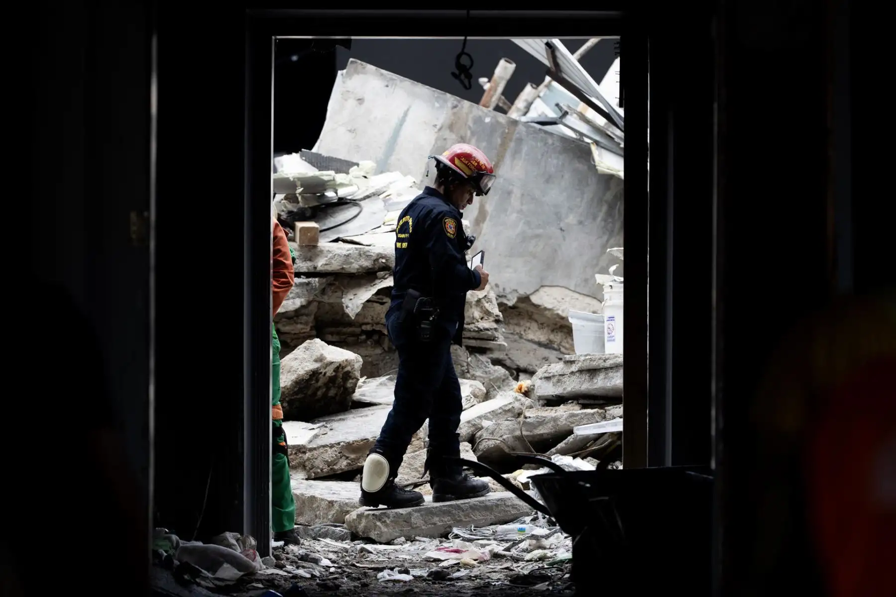 Un integrante del equipo de bomberos trabaja en la búsqueda de víctimas al interior de la discoteca Jet Set este miércoles, en Santo Domingo (República Dominicana). La cifra de muertos tras el desplome la madrugada de ayer del techo de una discoteca en Santo Domingo se eleva a 136 y podría aumentar, según datos ofrecidos por uno de los responsables del trabajo de los socorristas. EFE