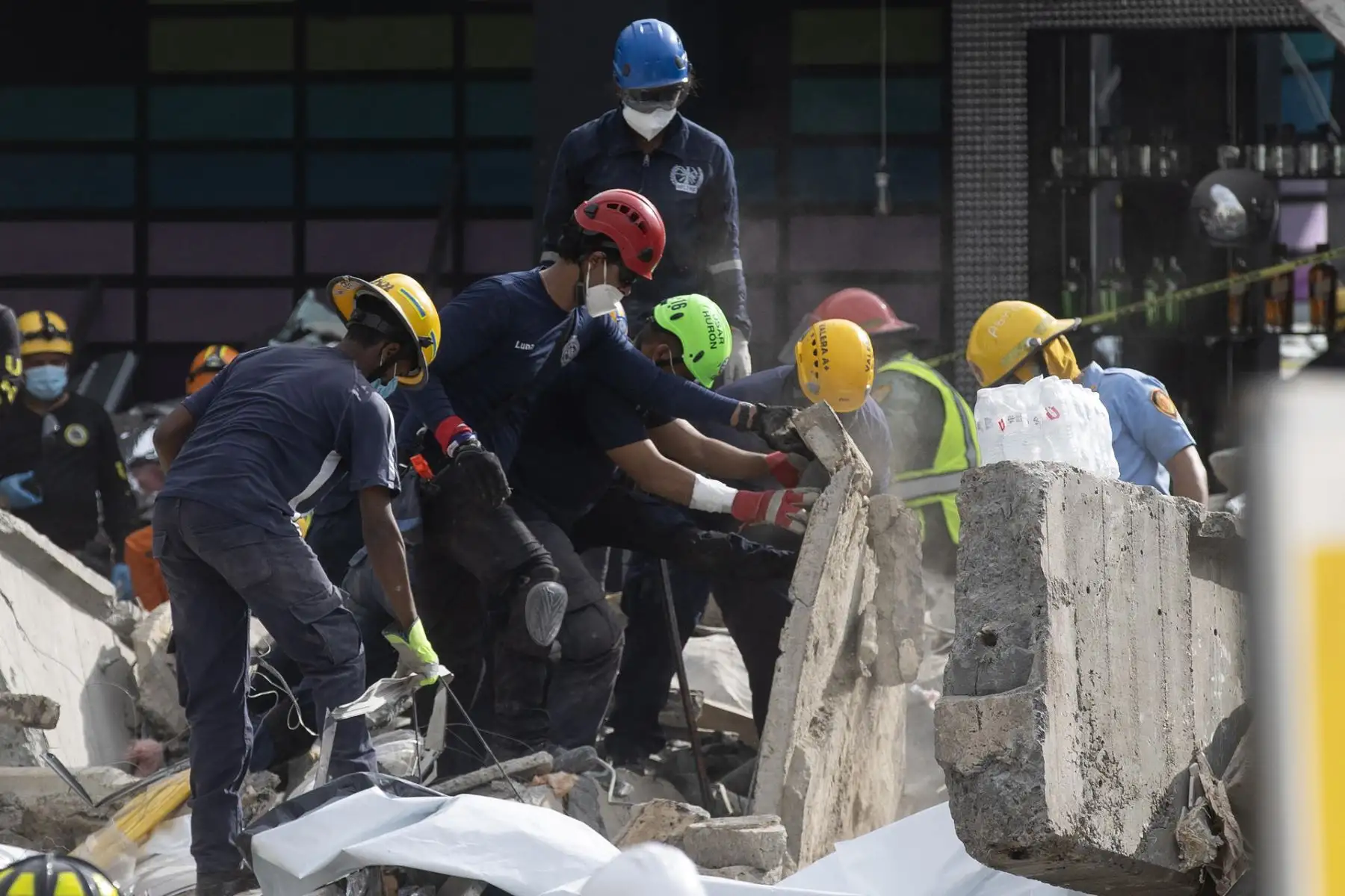 Equipos de rescate trabajan en la búsqueda de víctimas al interior de la discoteca Jet Set este miércoles, en Santo Domingo (República Dominicana). Los muertos en el accidente ocurrido en la madrugada del martes, al desplomarse el techo de una reconocida discoteca en Santo Domingo, se incrementaron a 124, según el Centro de Operaciones de Emergencias (COE). EFE