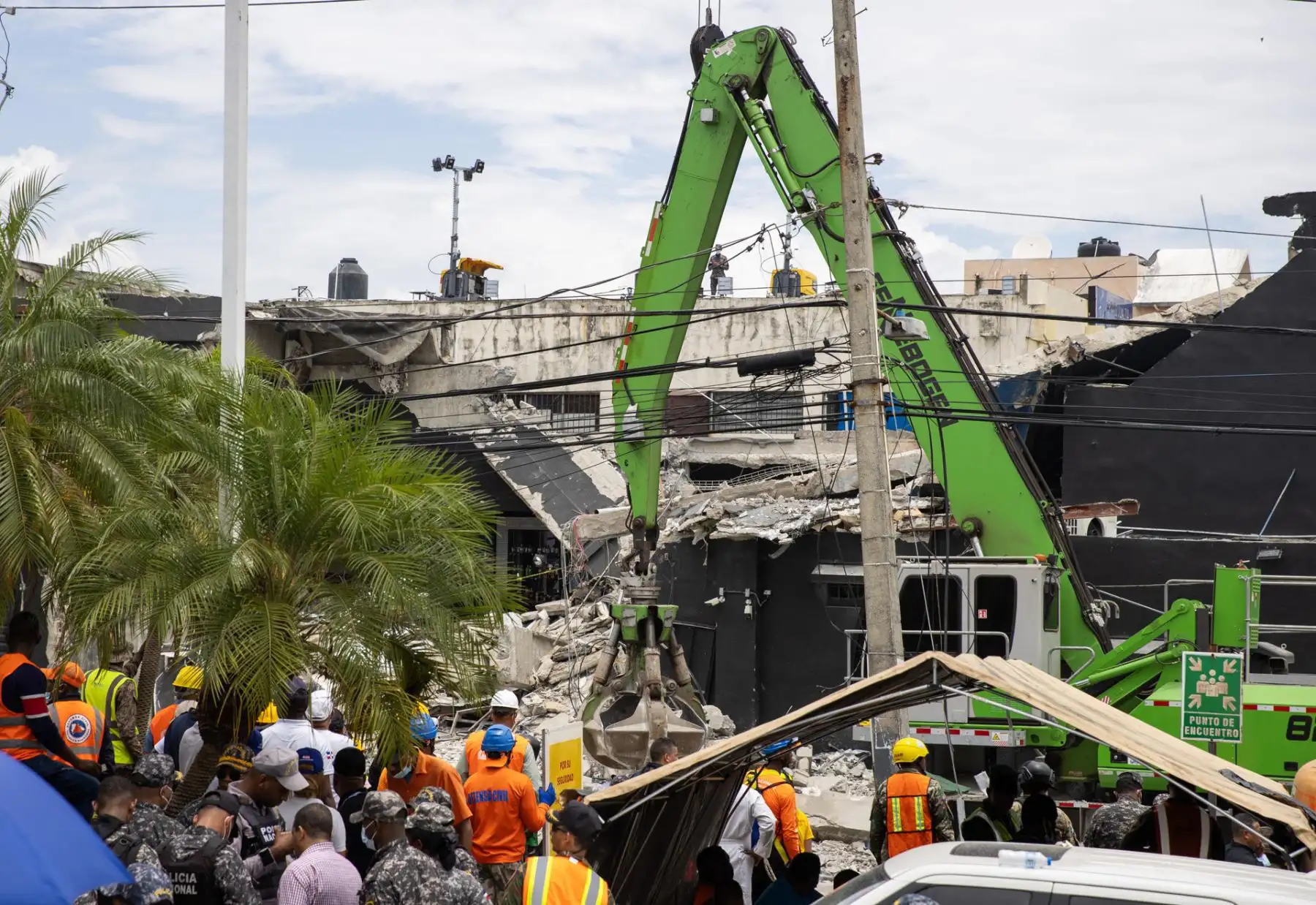Equipos de rescate trabajan en la búsqueda de víctimas al interior de la discoteca Jet Set este miércoles, en Santo Domingo (República Dominicana). La cifra de muertos tras el desplome la madrugada de ayer del techo de una discoteca en Santo Domingo se eleva a 136 y podría aumentar, según datos ofrecidos por uno de los responsables del trabajo de los socorristas. EFE