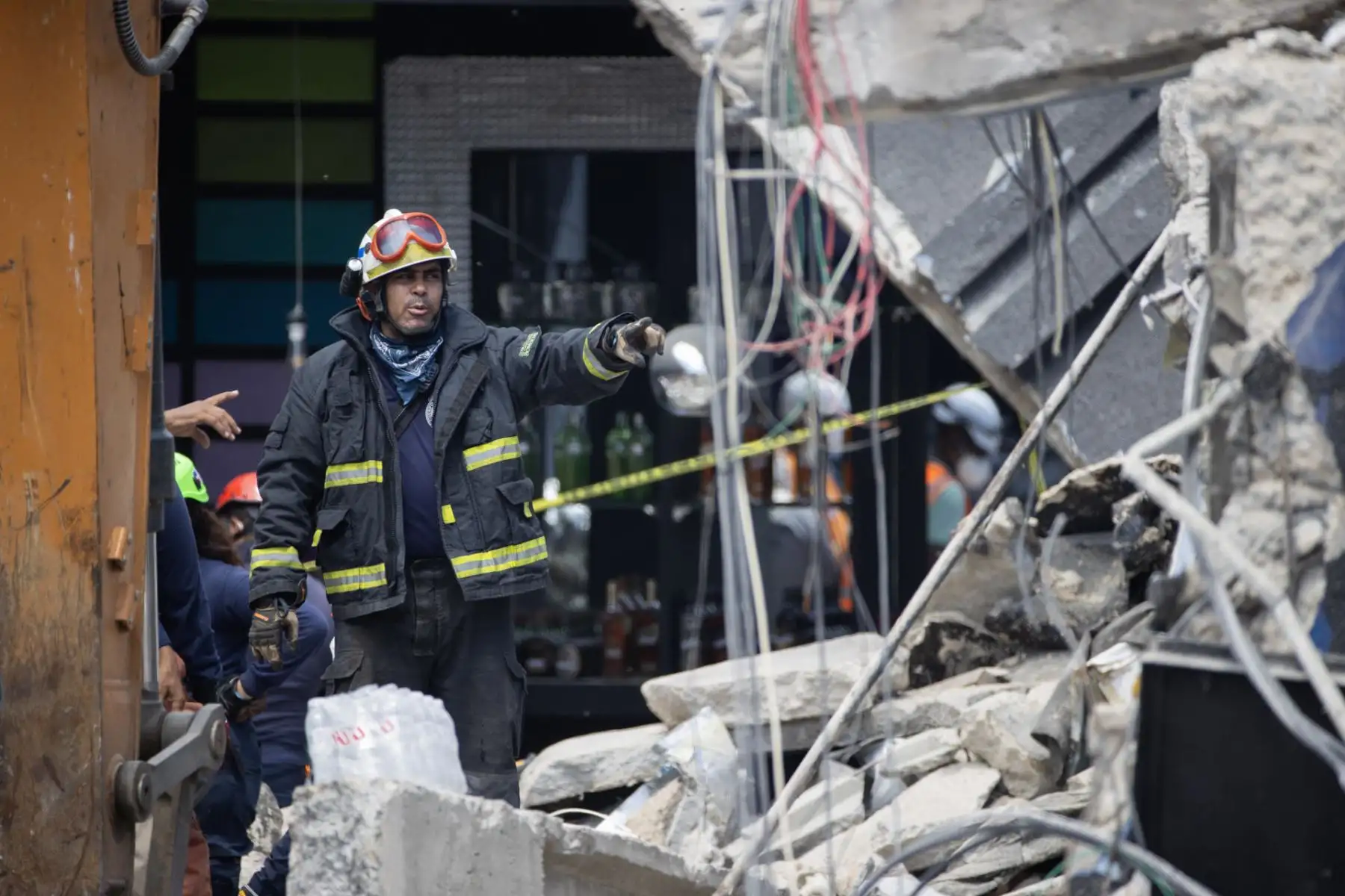 Un integrante del equipo de bomberos trabaja en la búsqueda de víctimas al interior de la discoteca Jet Set este miércoles, en Santo Domingo (República Dominicana). La cifra de muertos tras el desplome la madrugada de ayer del techo de una discoteca en Santo Domingo se eleva a 136 y podría aumentar, según datos ofrecidos por uno de los responsables del trabajo de los socorristas. EFE