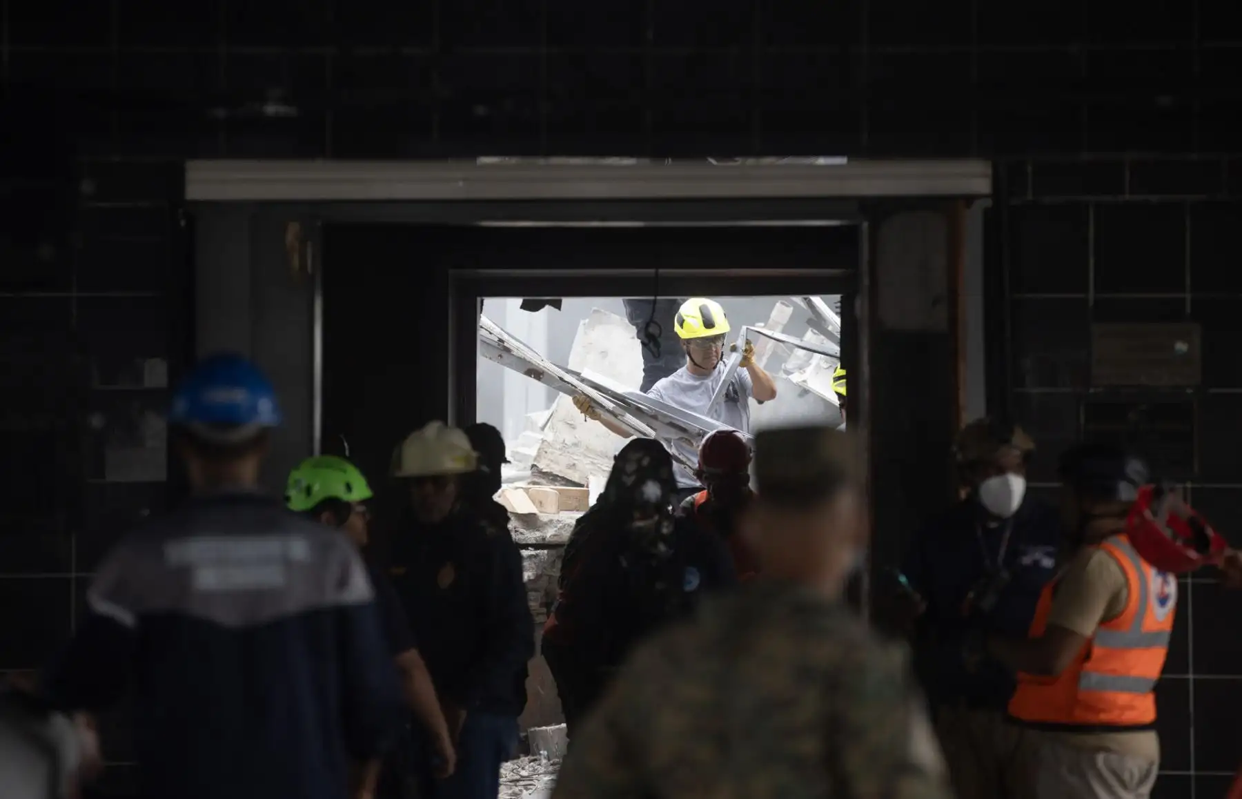 Equipos de rescate trabajan en la búsqueda de víctimas al interior de la discoteca Jet Set este miércoles, en Santo Domingo (República Dominicana). Foto: EFE