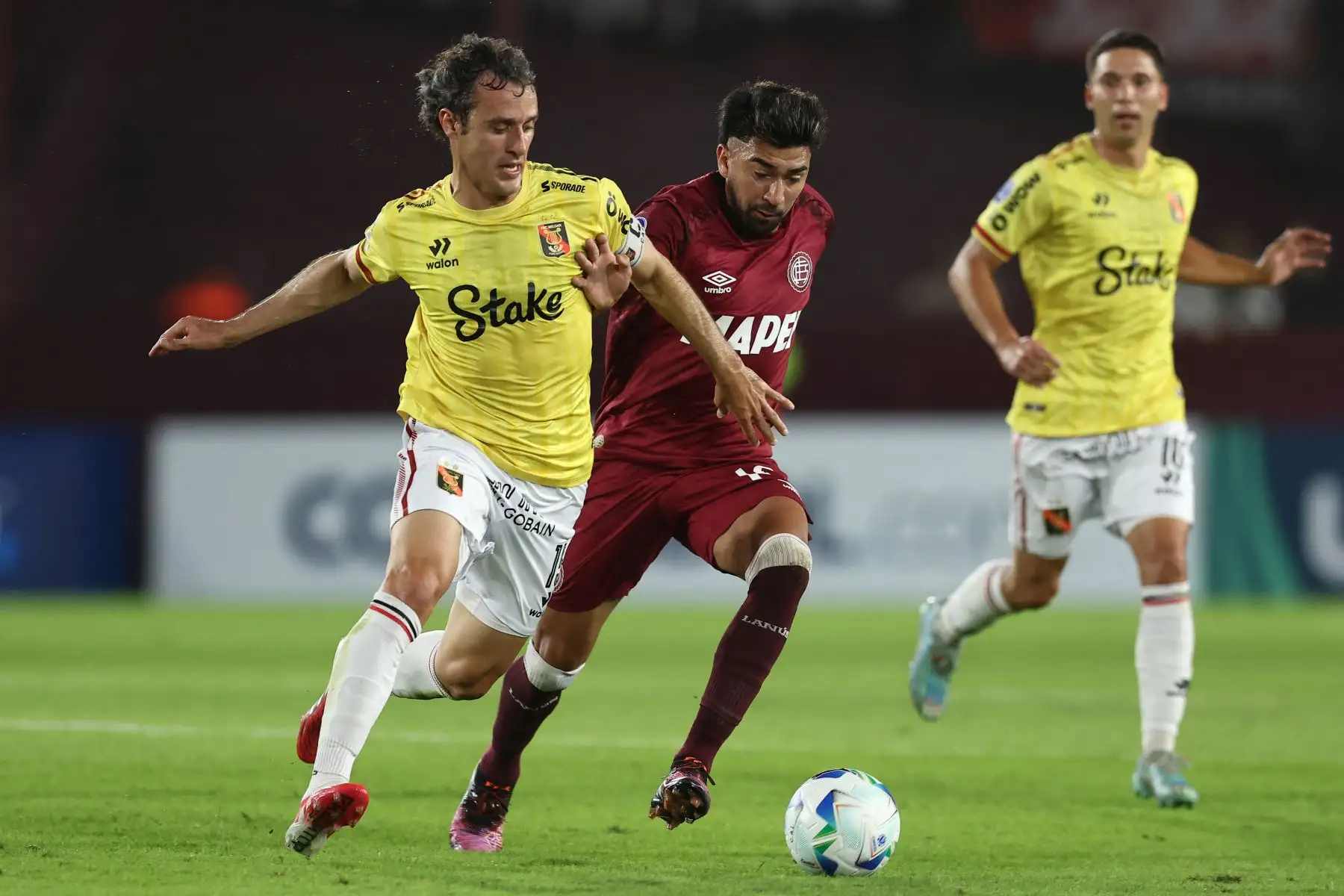 El mediocampista argentino de Melgar  Horacio de Dios Orzán y el mediocampista de Lanus  Marcelino Moreno luchan por el balón durante el partido de fútbol de la fase de grupos de la Copa Sudamericana entre Lanus de Argentina y Melgar de Perú. AFP