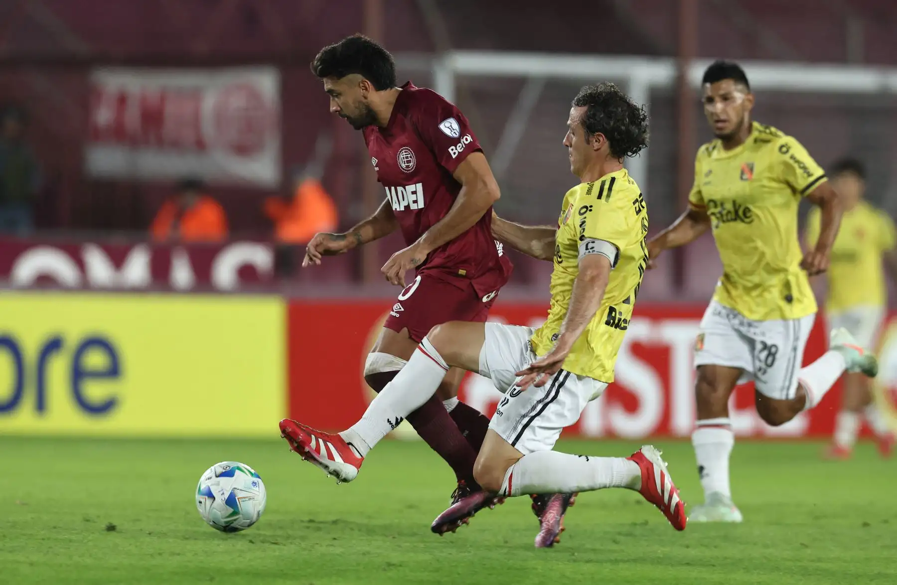 El mediocampista de Lanus  Marcelino Moreno y el mediocampista argentino de Melgar  Horacio de Dios Orzan pelean por el balón durante el partido de fútbol de la fase de grupos de la Copa Sudamericana entre Lanus de Argentina y Melgar de Perú. AFP