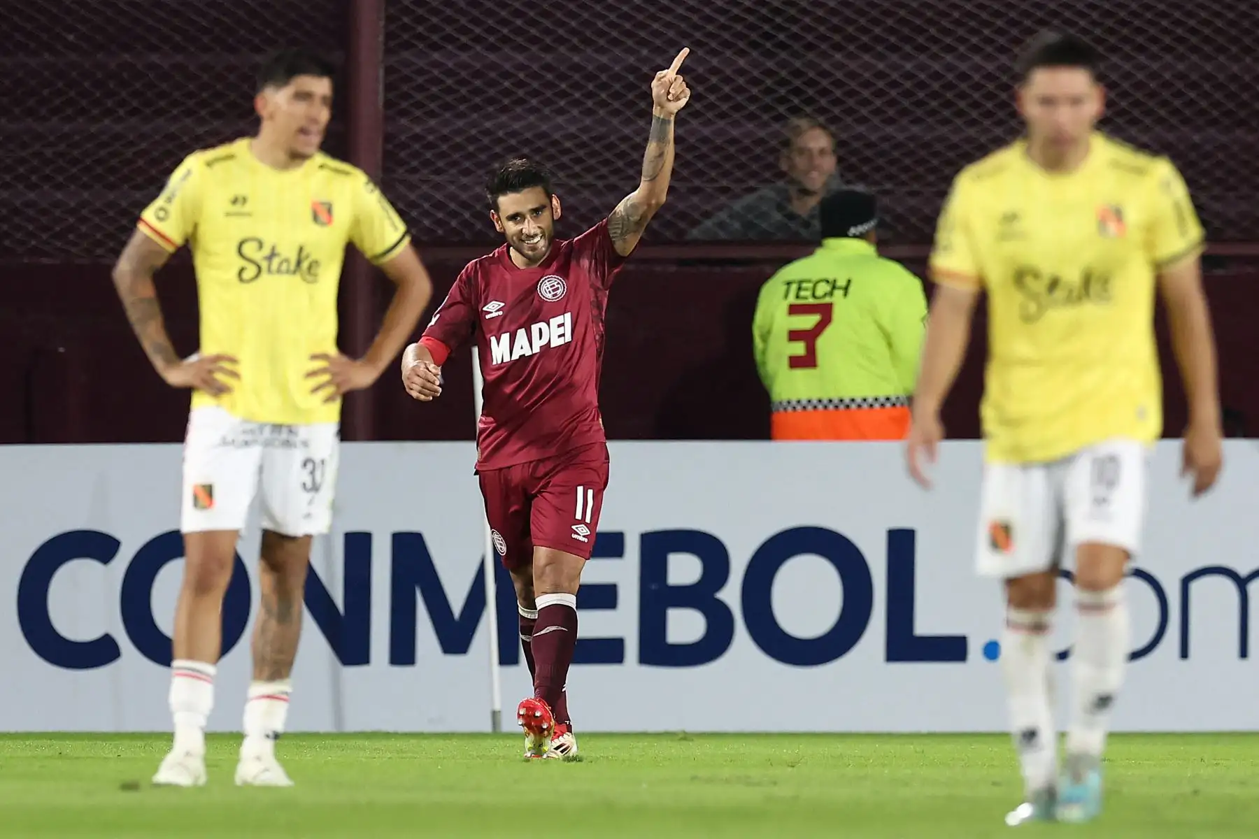 El mediocampista  de Lanús, Eduardo Salvio celebra el segundo gol de su equipo durante el partido de la fase de grupos de la Copa Sudamericana entre Lanús de Argentina y Melgar de Perú. AFP