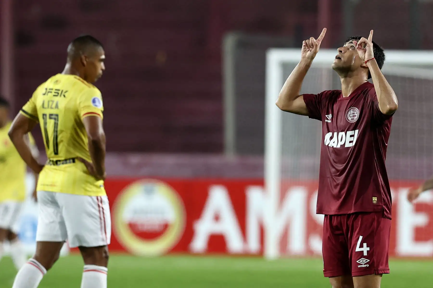 El defensor uruguayo de Lanús  Gonzalo Pérez celebra después de ganar el partido de fútbol de la fase de grupos de la Copa Sudamericana entre Lanús de Argentina y Melgar de Perú. AFP