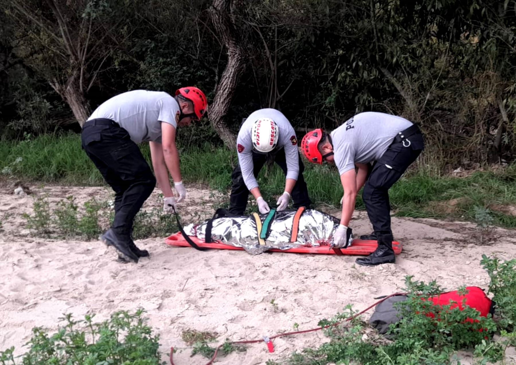 Las unidades de Rescate y de Emergencia de la Policía Nacional hallaron el miércoles 9 de abril el cuerpo del niño Estéfano, de 8 años de edad, arrastrado por el río Chonta, en Cajamarca. El menor se encontraba desaparecido desde el 15 de marzo. ANDINA/Difusión