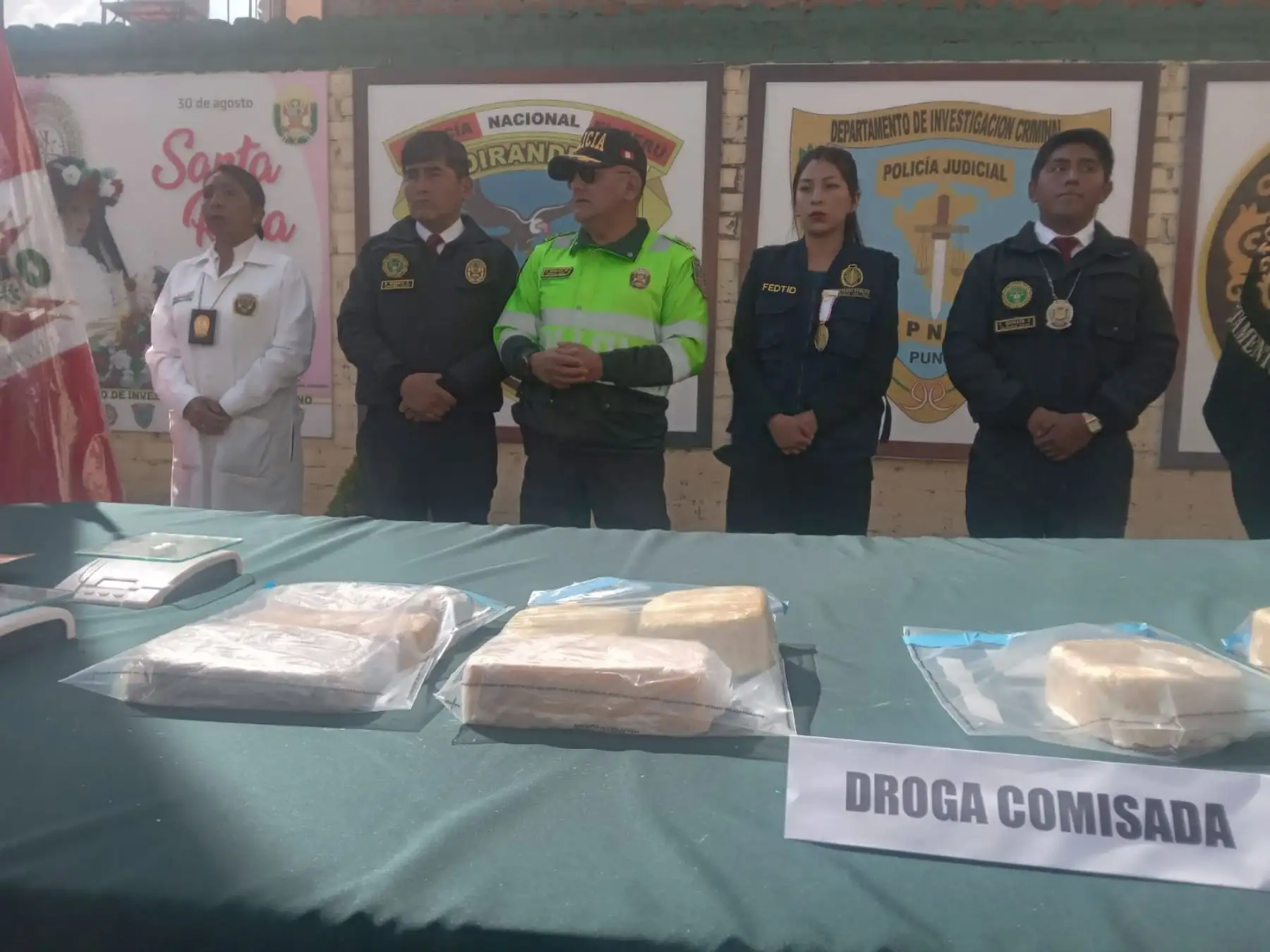 Policía Nacional ejecutó un operativo en el distrito de San Pedro de Putina Puncco e incautó 200 paquetes de pasta básica de cocaína. Durante la intervención se enfrentó a una turba que intentó frustrar operativo. ANDINA/Difusión