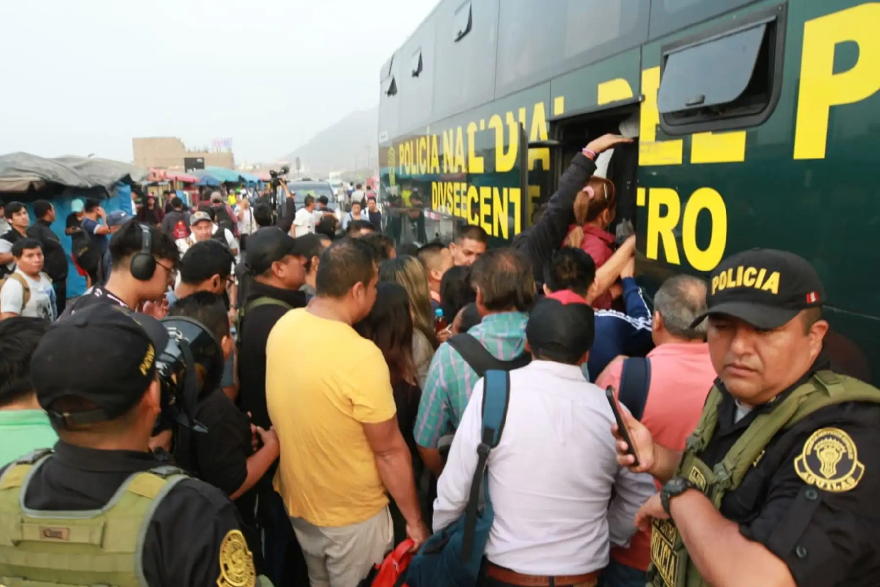 Se trata de 22 vehículos con capacidad para trasladar a 80 pasajeros en cada viaje, detalló el general de Estado Mayor de la Policía Nacional, general PNP Óscar Arriola. ANDINA