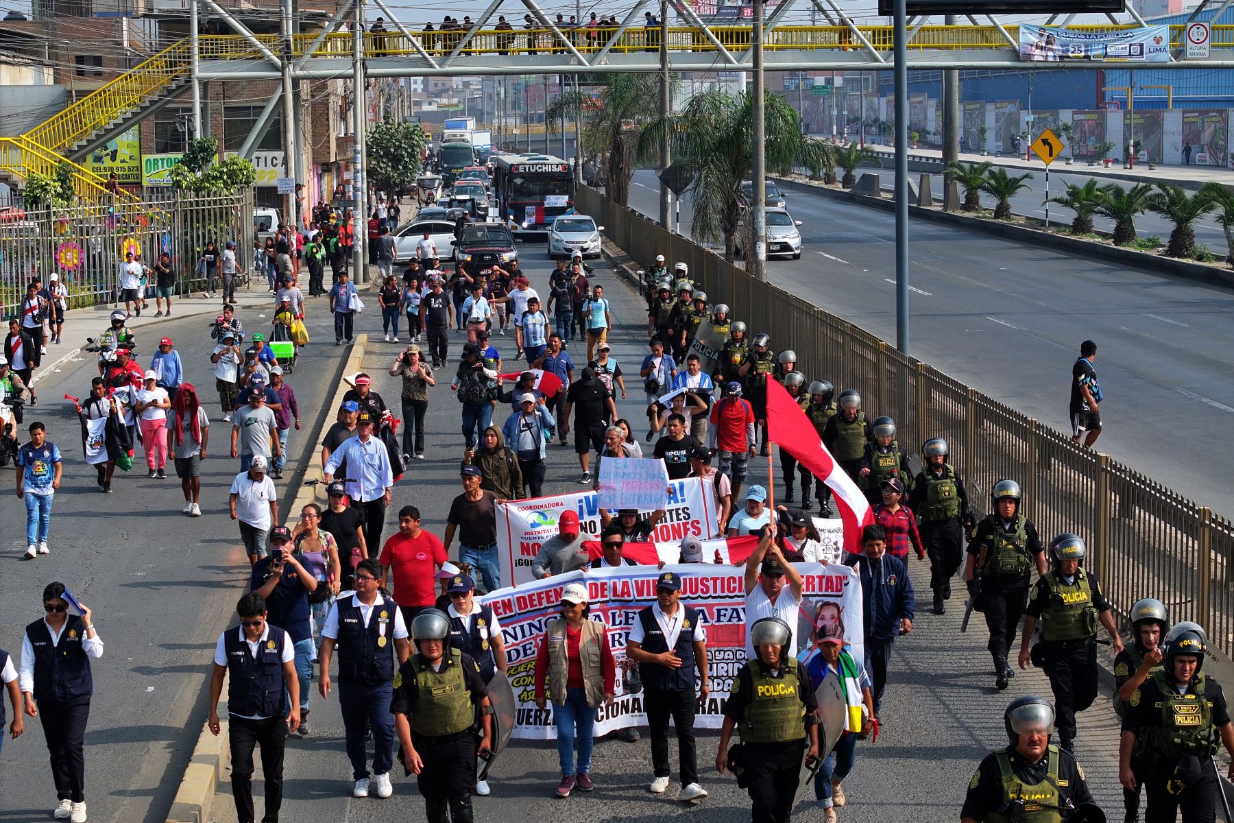 En la imagen, manifestantes se desplazan por la Panamericana Norte hacia el centro de Lima. Foto: ANDINA/Braian Reyna