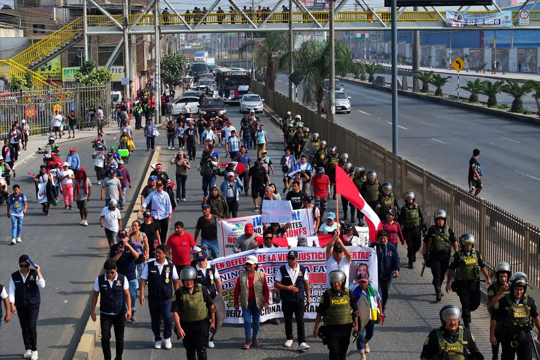 En la imagen, manifestantes se desplazan por la Panamericana Norte hacia el centro de Lima. Foto: ANDINA/Braian Reyna