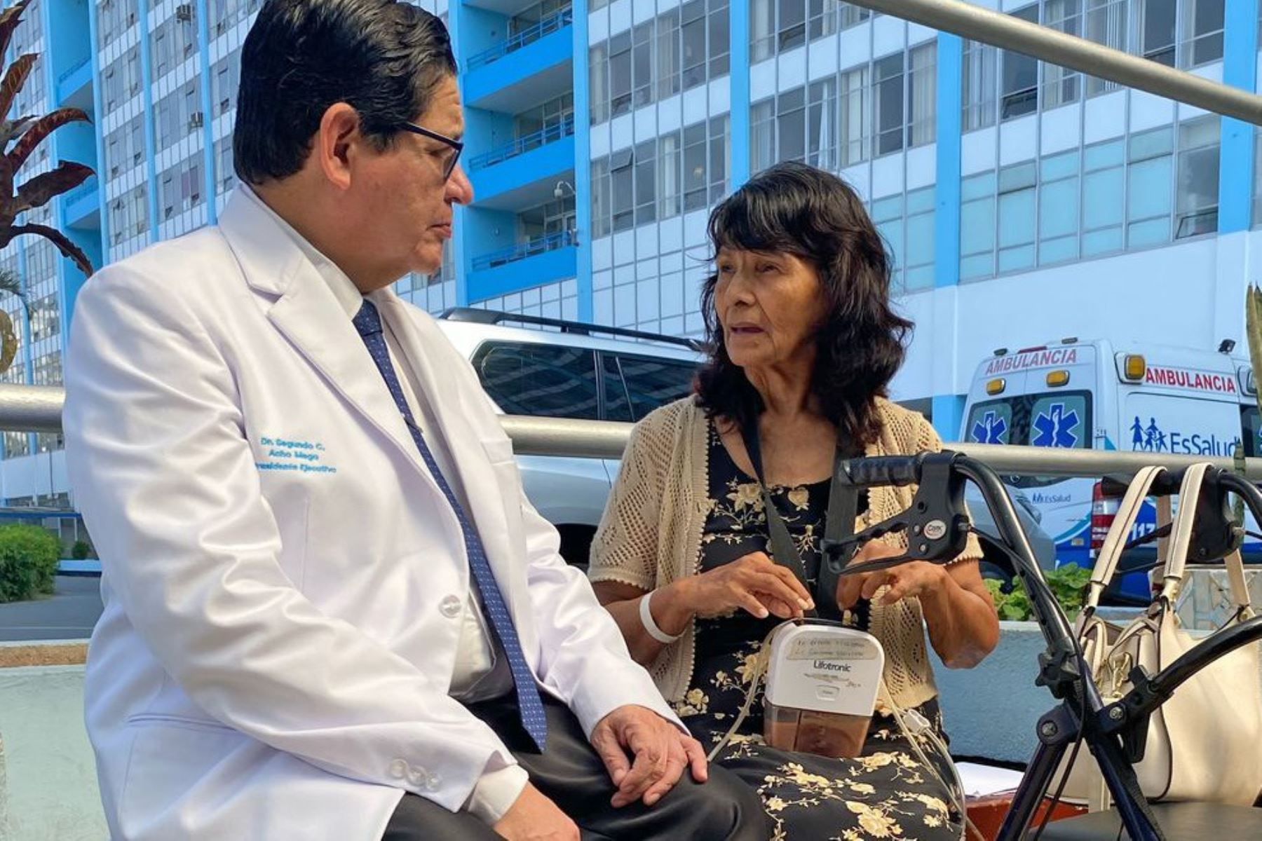 Durante su visita del Hospital Rebagliati conversó con asegurados y familiares, escuchó atentamente sus inquietudes y tomó nota de sus necesidades, reafirmando así una gestión cercana, empática y orientada a la mejora continua del servicio.ANDINA/Difusión