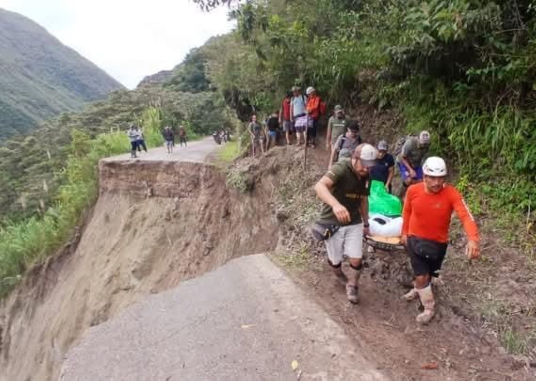 La brigada que traslado desde Pozuzo a una paciente, que requería atención de emergencia, caminó durante cuatro horas por una carretera destruida por deslizamientos y caída de plataforma a causa de las lluvias intensas. ANDINA/Difusión