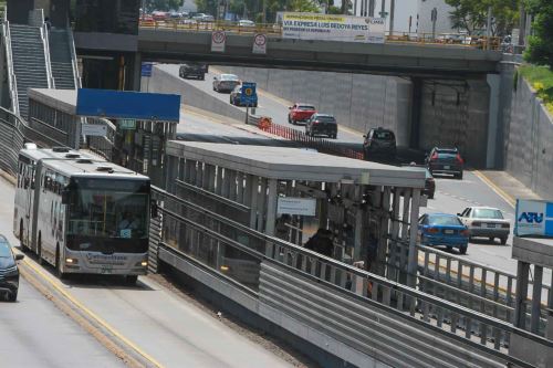 ATU trabaja con los concesionarios del Metropolitano en las adendas que permitirán no solo renovar la infraestructura de este servicio de transporte masivo sino la adquisición de los 150 buses eléctricos que se sumarán a la ruta troncal exclusiva. Foto: ANDINA