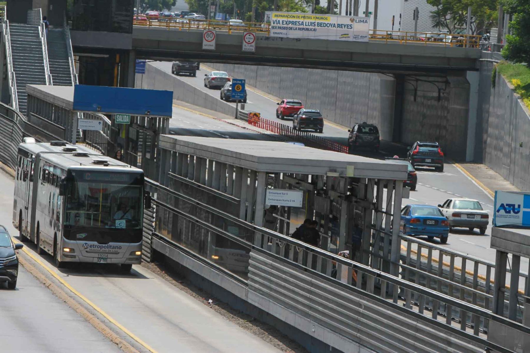 ATU trabaja con los concesionarios del Metropolitano en las adendas que permitirán no solo renovar la infraestructura de este servicio de transporte masivo sino la adquisición de los 150 buses eléctricos que se sumarán a la ruta troncal exclusiva. Foto: ANDINA