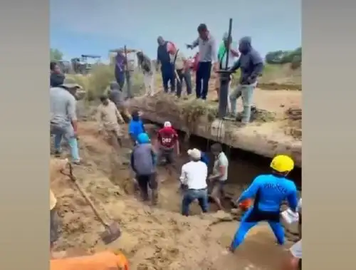 Policías de la Unidad de Salvamento de Alta Montaña de Chiclayo rescataron a un trabajador que quedó atrapado por una masa de lodo que arrastró un deslizamiento en el distrito de Reque.