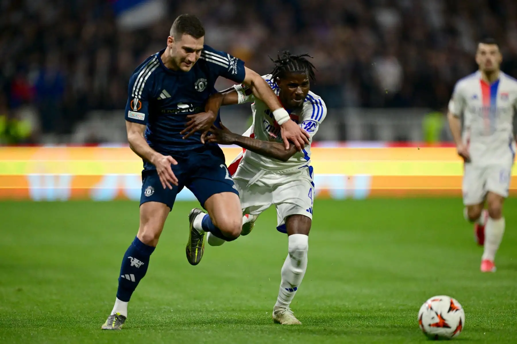 El defensa portugués  del Manchester United, Diogo Dalot y el centrocampista marfileño  del Lyon, Paul Akouokou, luchan por el balón durante el partido de ida de los cuartos de final de la UEFA Europa League entre el Olympique Lyonnais y el Manchester United. Foto: AFP