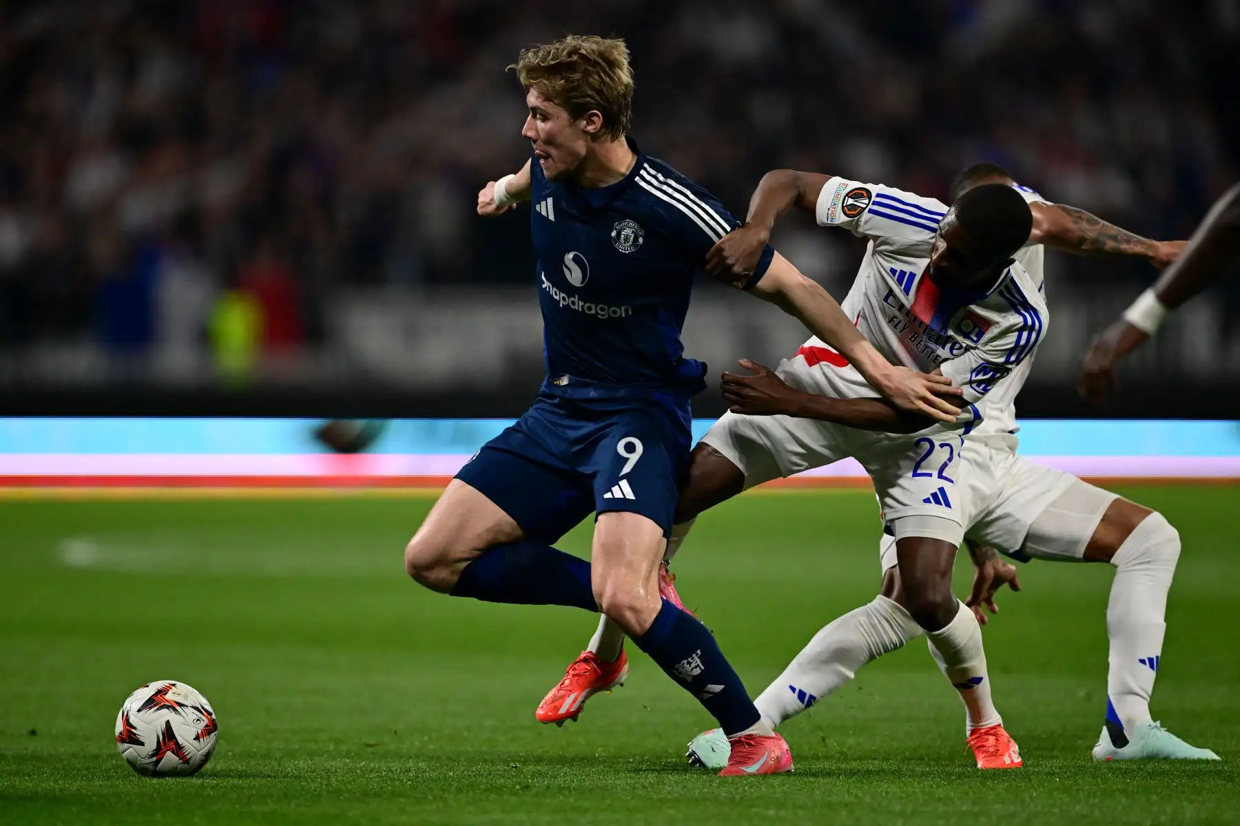 El delantero danés del Manchester United, Rasmus Hojlund lucha por el balón con el defensa angoleño del Lyon, Clinton Mata, entre el Olympique Lyonnais durante el partido de ida de los cuartos de final de la UEFA Europa League entre el Olympique Lyonnais y el Manchester United. AFP